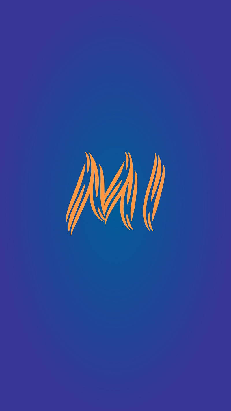 Mumbai Indians 桌布 壁紙 — 一個風格化的橙色「M」標誌，帶有火焰狀筆觸，居中在漸變藍色背景上。