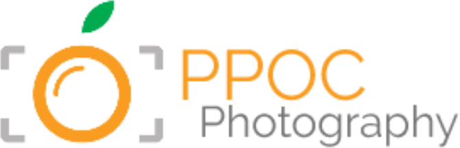 Photography Logo 桌布 壁紙 — 一個風格化的橙色標誌，帶有綠色葉子，由相機支架框住，以及橙色和灰色的文字 PPOC Photography。