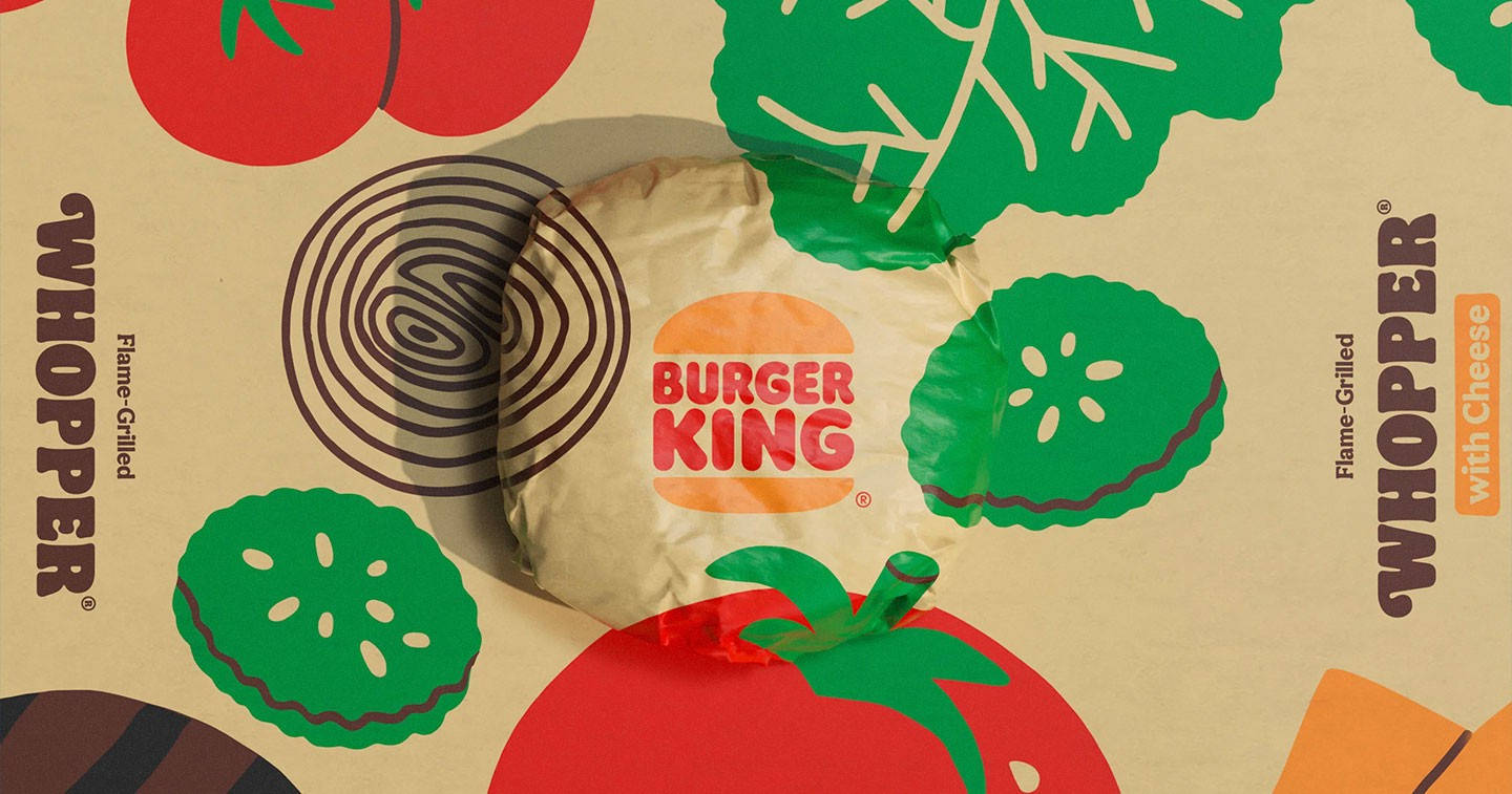 Burger 桌布 壁紙 — 一個風格化的漢堡王華堡包裝在紙中，周圍環繞著插圖番茄、生菜和洋蔥圖形。