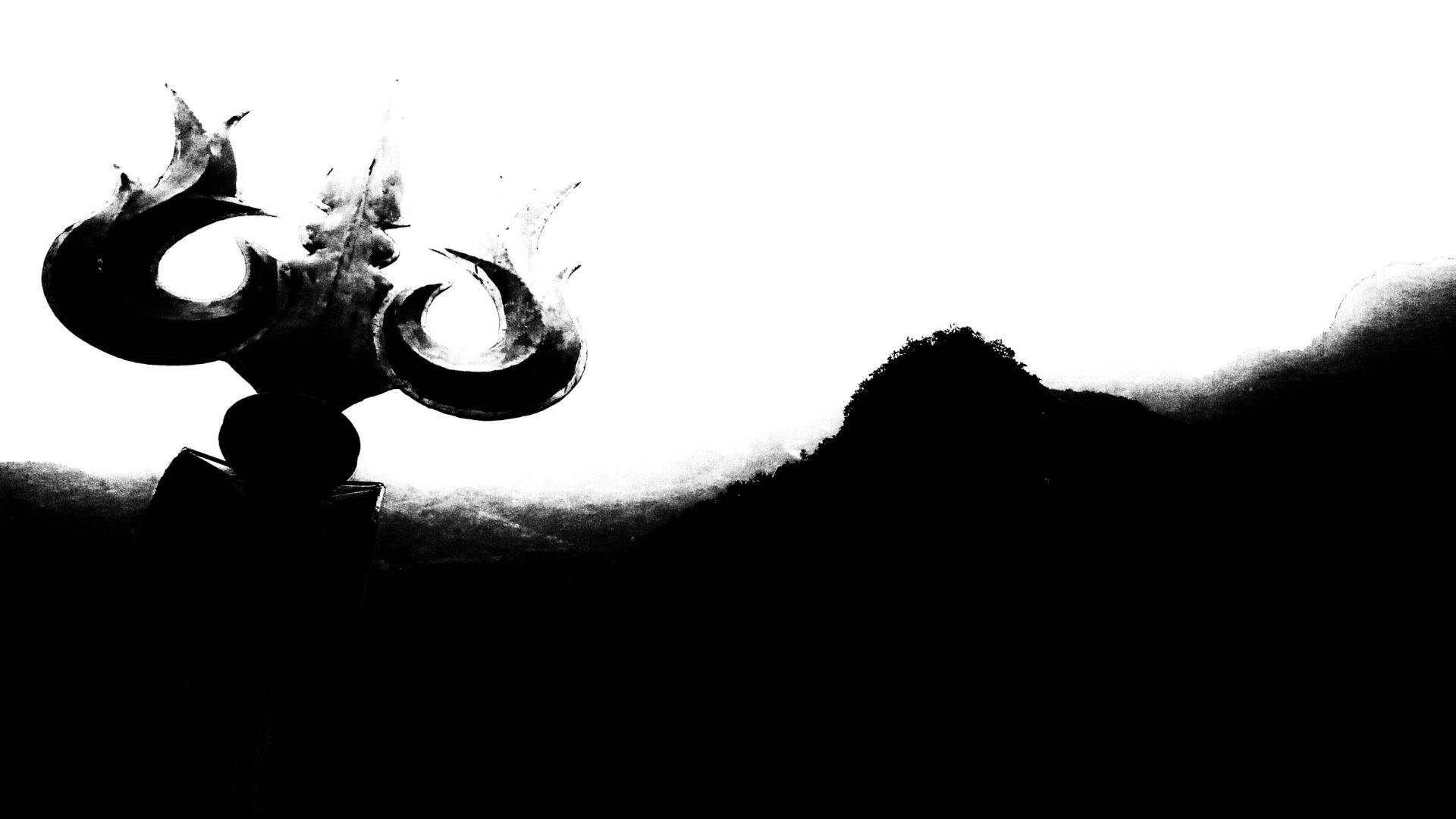 shiva dark 桌布 壁紙 — 一個風格化的火焰雕塑在群山地平線上的鮮明黑白剪影。