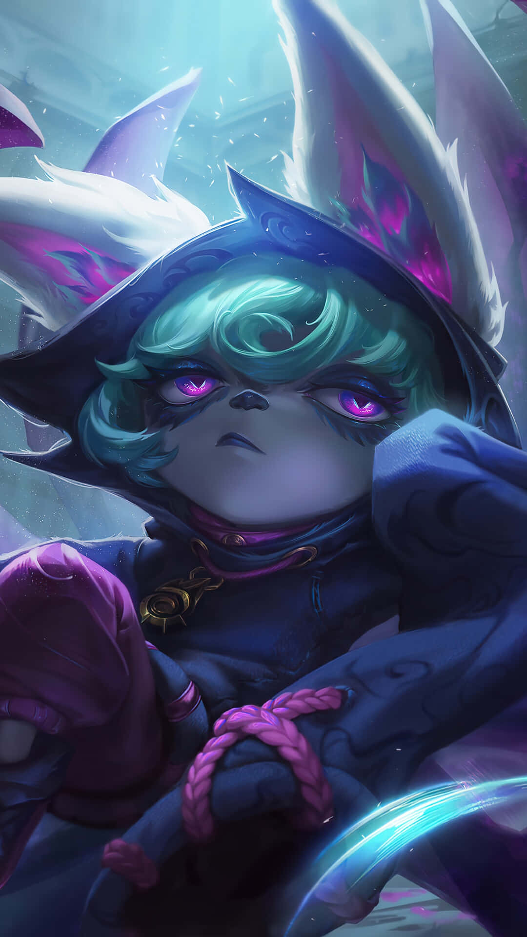 Android League Of Legends 桌布 壁紙 — 一個風格化的狐狸角色，擁有藍綠色頭髮和發光的紫色眼睛，穿著深色連帽服裝，背景是神秘的發光效果。