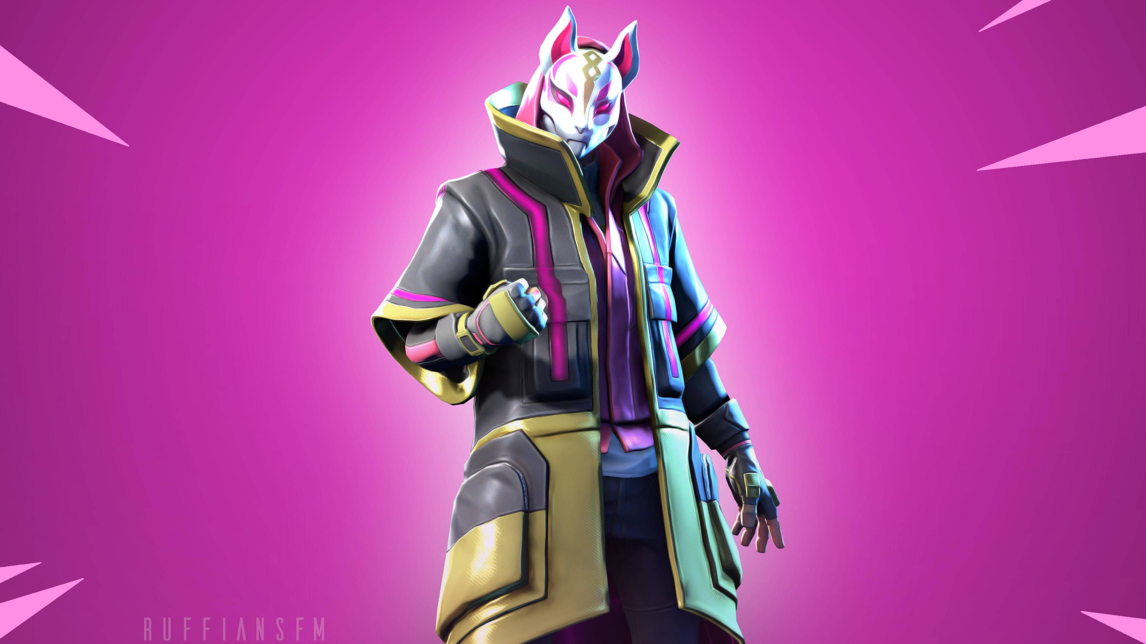 Drift 桌布 壁紙 — 一個風格化的狐狸面具角色，穿著未來主義外套，自信地站在帶有幾何裝飾的鮮豔粉紅色背景前。