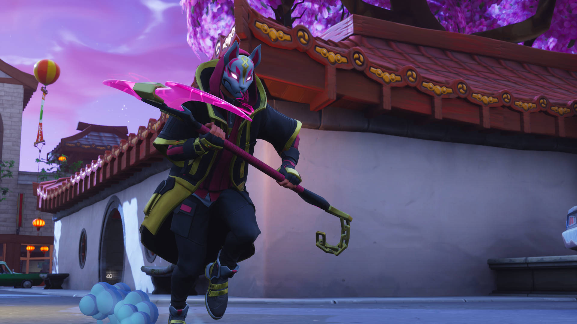 Drift 桌布 壁紙 — 一個風格化的狐面戰士，身穿黑色和黃色裝備，在紫色天空下充滿活力的動漫風格街景中揮舞著發光的粉紅色武器。