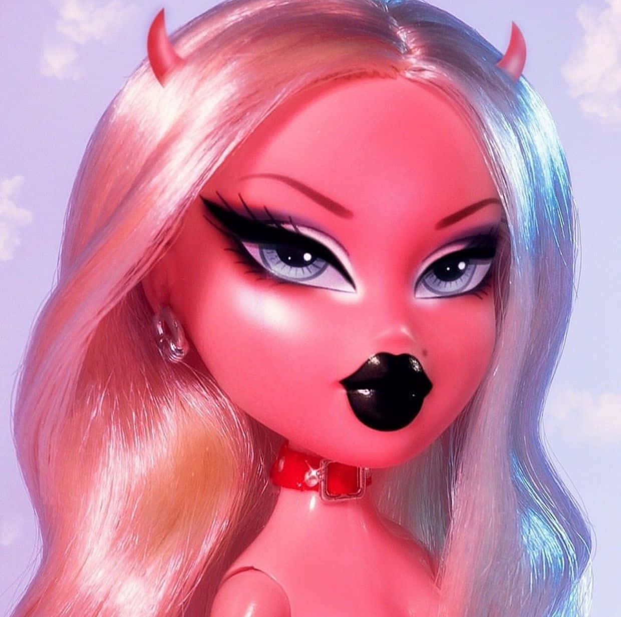 Bratz 桌布 壁紙 — 一個風格化的玩偶，擁有粉紅色皮膚、藍色眼睛和惡魔角，在柔和粉彩天空背景下向前凝視。