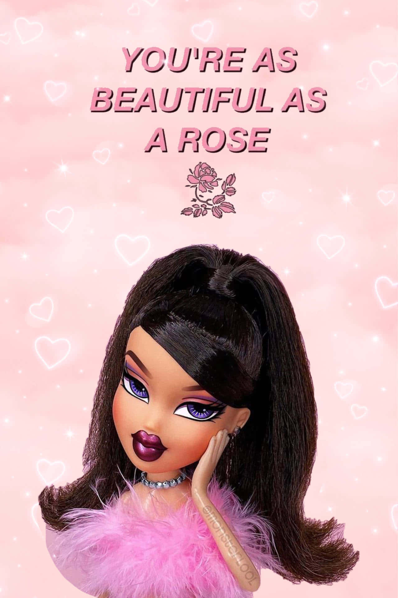 bratz 美學 桌布 壁紙 — 一個風格化的玩偶，深色頭髮和紫色嘴唇，在粉紅色背景前擺姿勢，背景有心形和讚美美麗的文字。