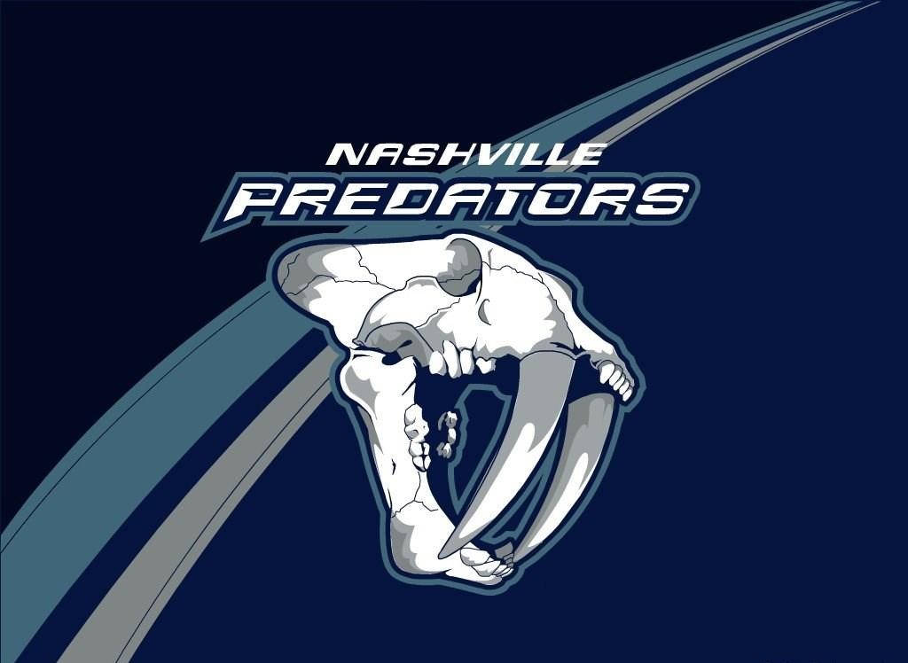 Predators 桌布 壁紙 — 一個風格化的白色劍齒虎頭骨標誌，帶有鋒利的犬齒，以及深藍色背景上的文字 Nashville Predators，帶有對角線的青綠色和灰色條紋。