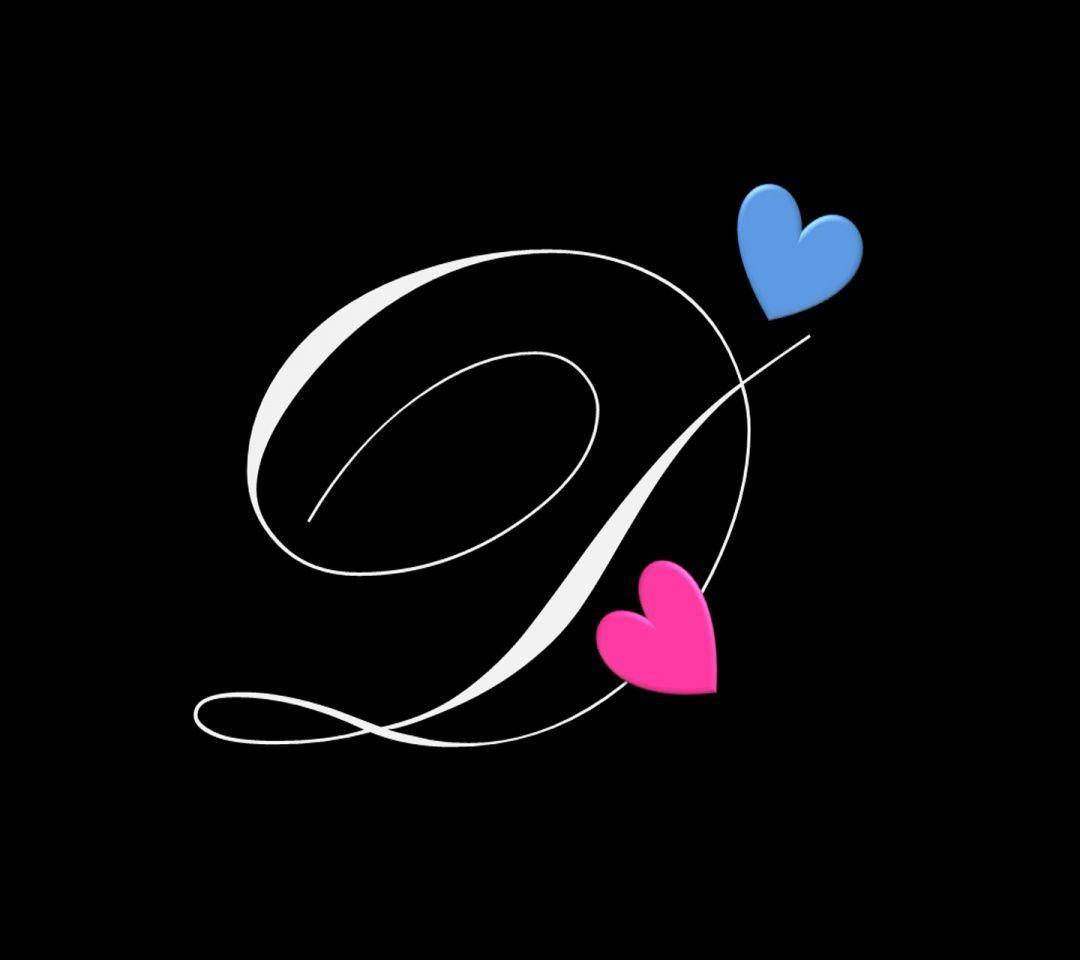 Pink Heart 桌布 壁紙 — 一個風格化的白色字母J在黑色背景上優雅地旋轉，帶有藍色和粉紅色的心形點綴。