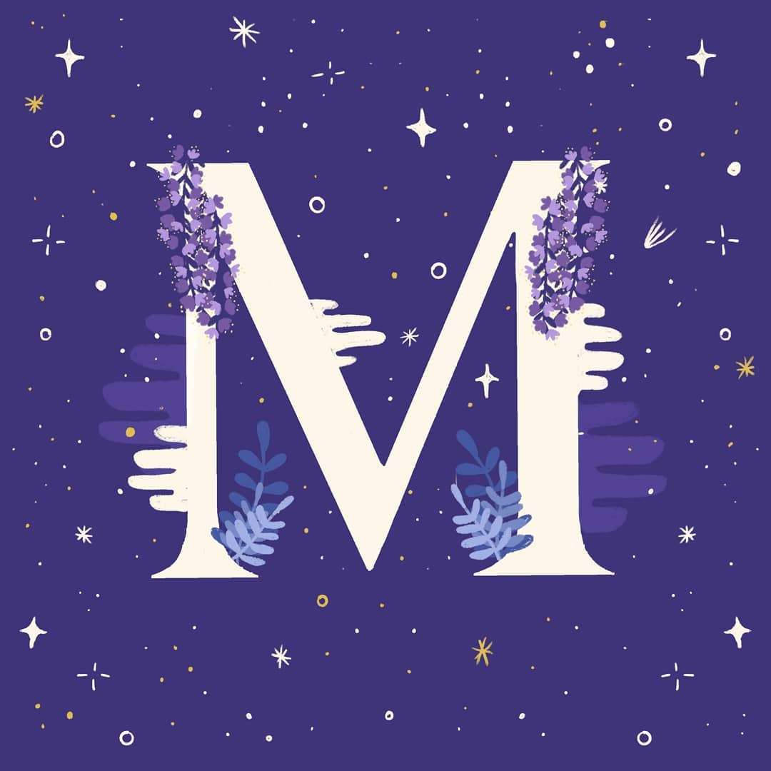 m 桌布 壁紙 — 一個風格化的白色字母M，點綴著紫色花朵和藍色葉子，背景是繁星點點的紫色夜空。