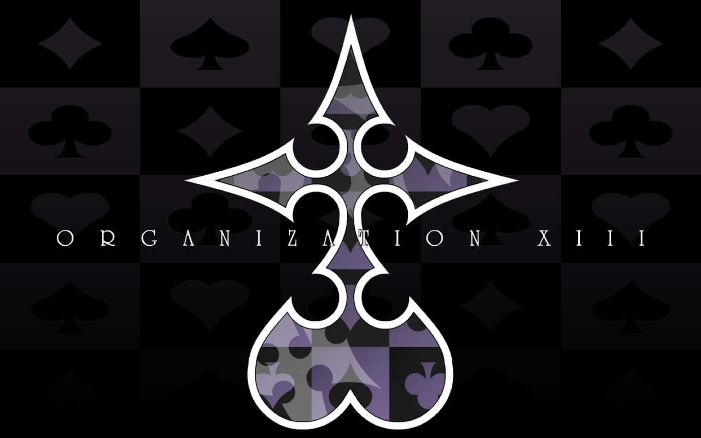 Kingdom Hearts Organization 13 桌布 壁紙 — 一個風格化的白色徽章，帶有紫色撲克牌花色，位於深色棋盤格背景上，並附有文字。