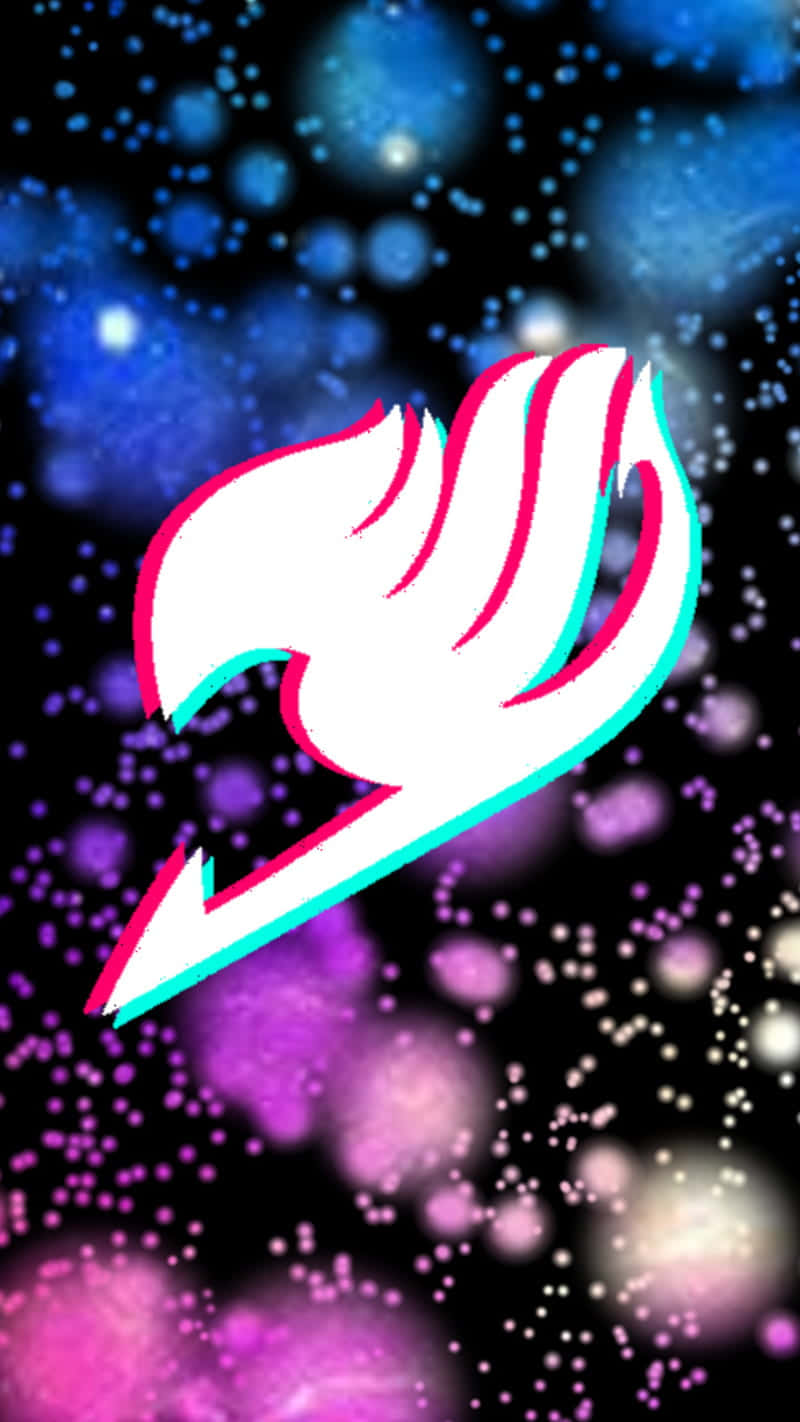 Fairy Tail Logo 桌布 壁紙 — 一個風格化的白色火焰標誌，帶有粉紅色和青色的3D故障邊緣，漂浮在藍色和紫色散景燈光的宇宙背景上。