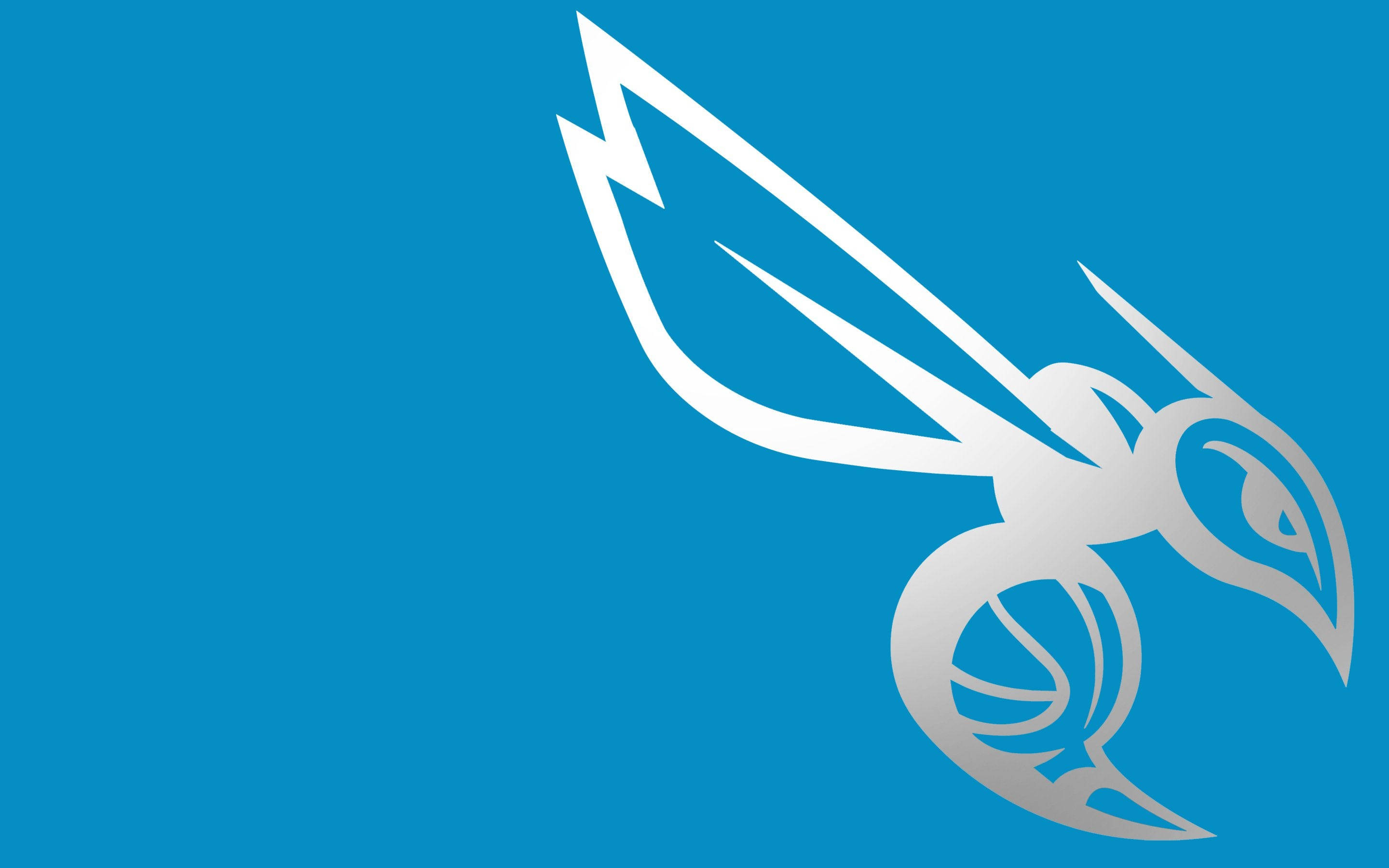 Hornets 桌布 壁紙 — 一個風格化的白色黃蜂標誌，帶有籃球圖案，背景為純藍色。