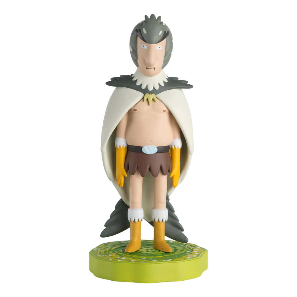 Birdperson 桌布 壁紙 — 一個風格化的穴居人公仔，灰色頭髮，披著羽毛斗篷，站在綠色底座上，背景為白色。
