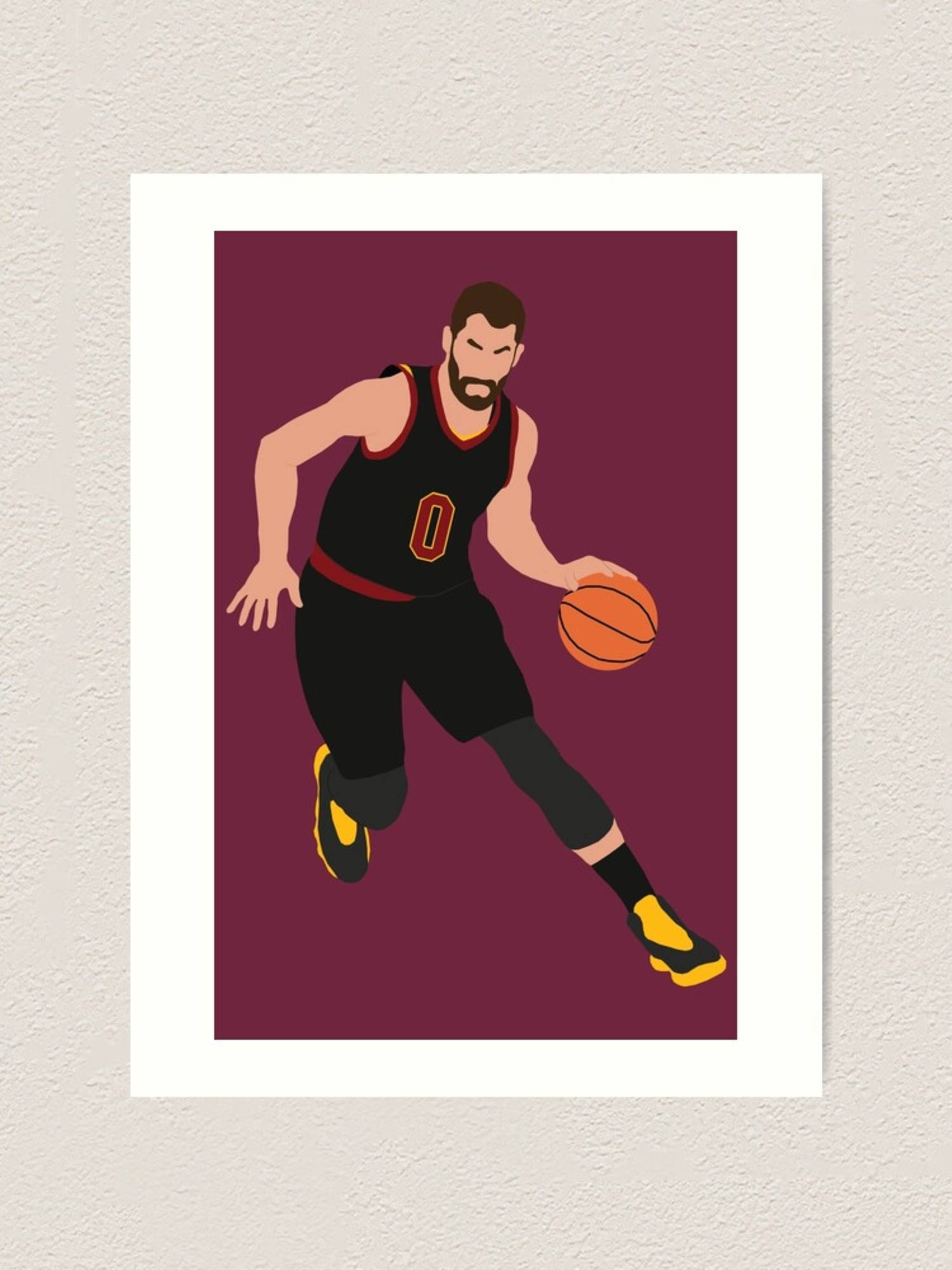 Kevin Love 桌布 壁紙 — 一個風格化的籃球運動員，身穿黑金色球衣，在深栗色背景前運著橙色籃球。