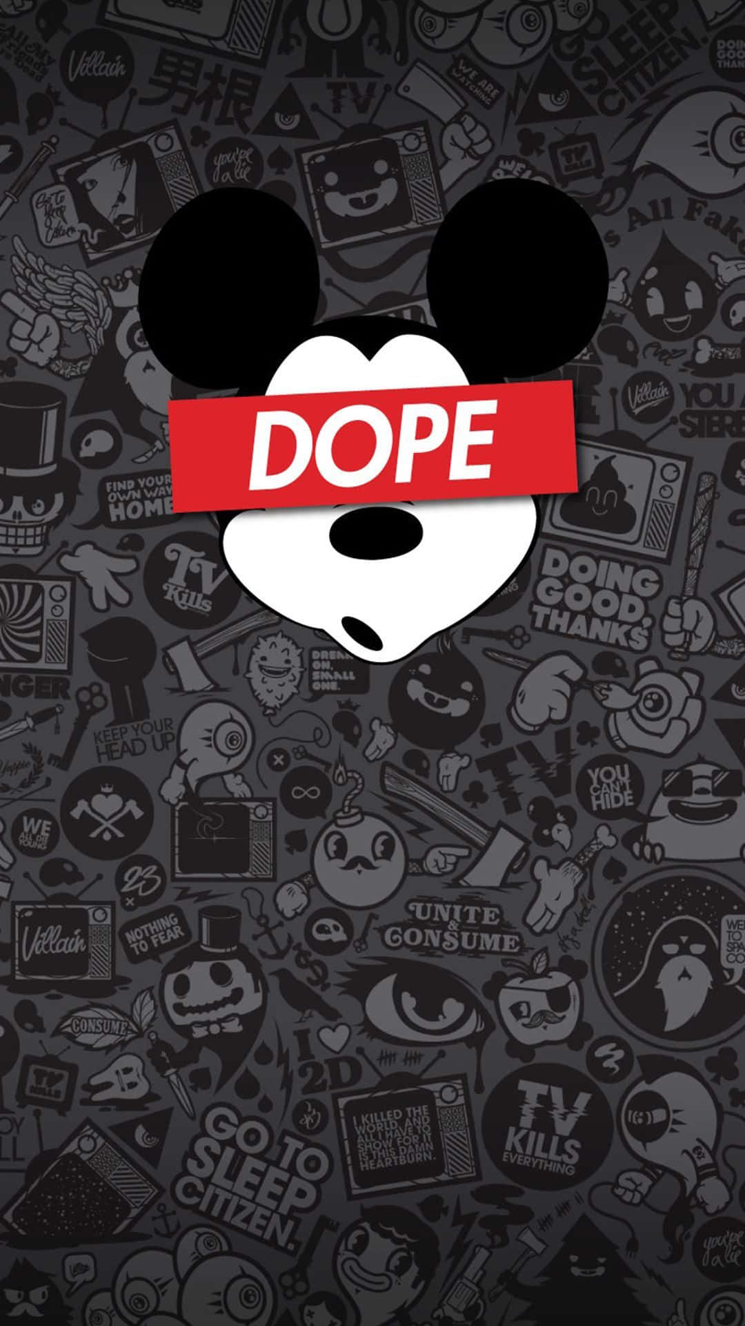 Mickey Mouse Cool 桌布 壁紙 — 一個風格化的米奇老鼠頭部，上面有一個紅色的 'DOPE' 橫幅，覆蓋在深灰色的流行文化塗鴉和文字拼貼畫上。