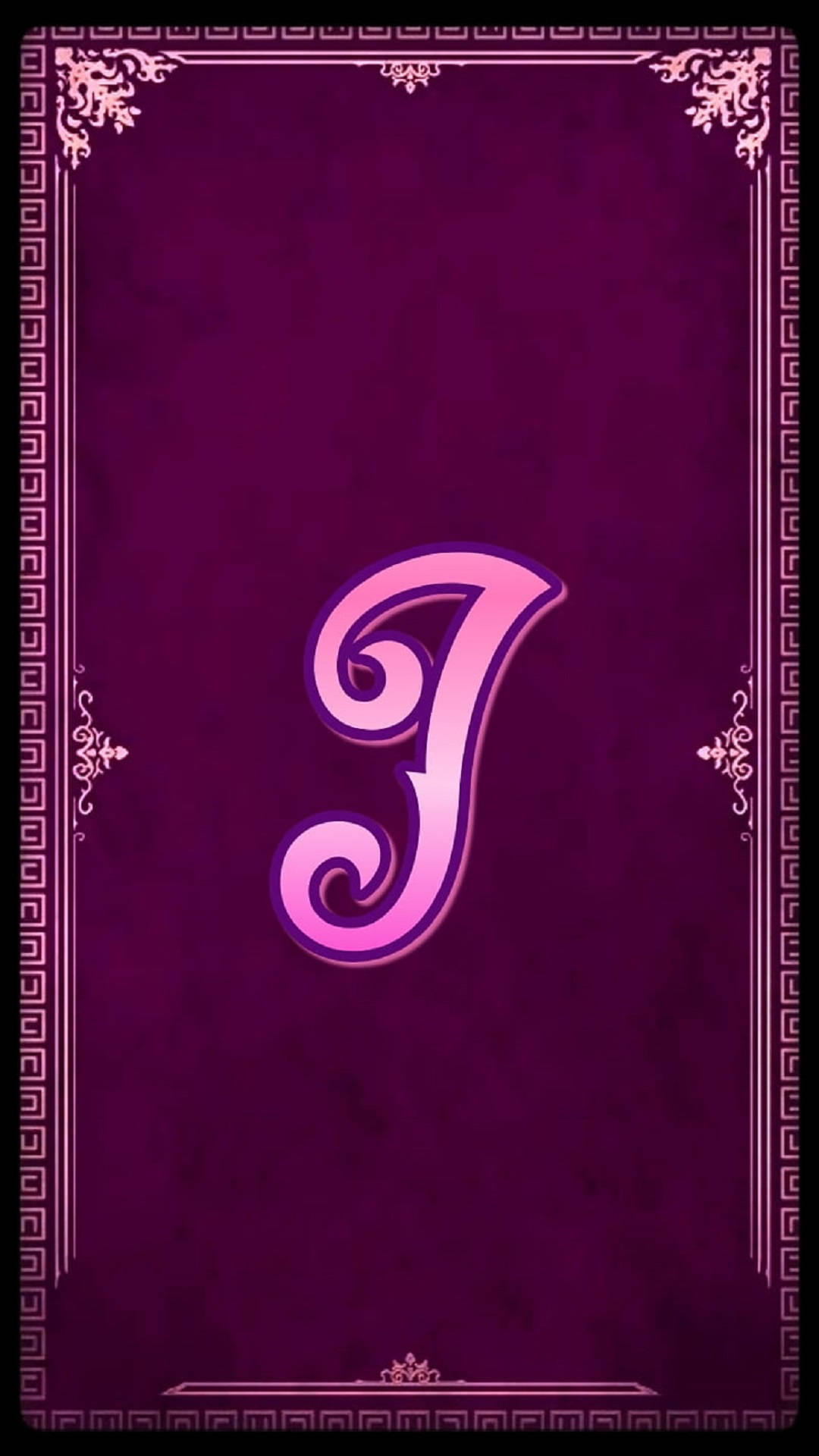 Letter I 桌布 壁紙 — 一個風格化的粉紅色字母J，帶有發光邊緣，居中在一個有紋理的紫色背景上，並由華麗的白色邊框框住。