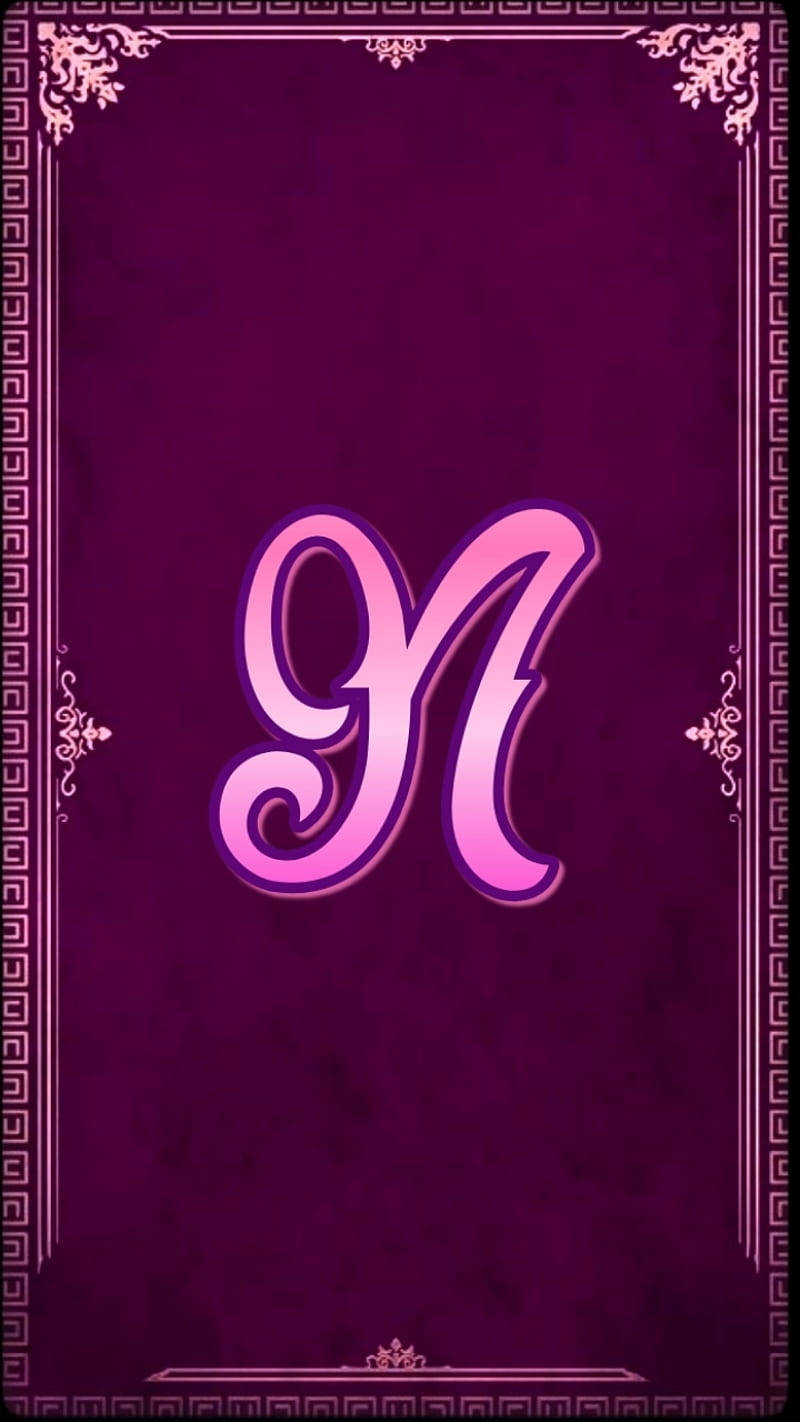 字母 N 桌布 壁紙 — 一個風格化的粉紅色字母N在深紫色背景上發光，並以華麗的白色邊框框起。