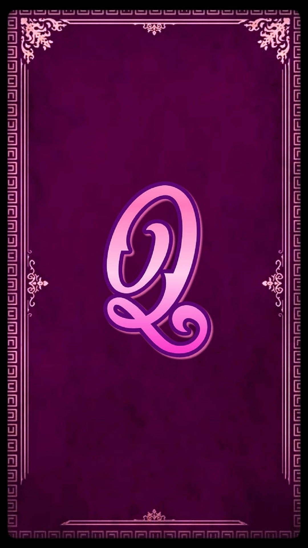 q 桌布 壁紙 — 一個風格化的粉紅色字母Q在深紫色紋理背景上發光，並由華麗的白色邊框框起。
