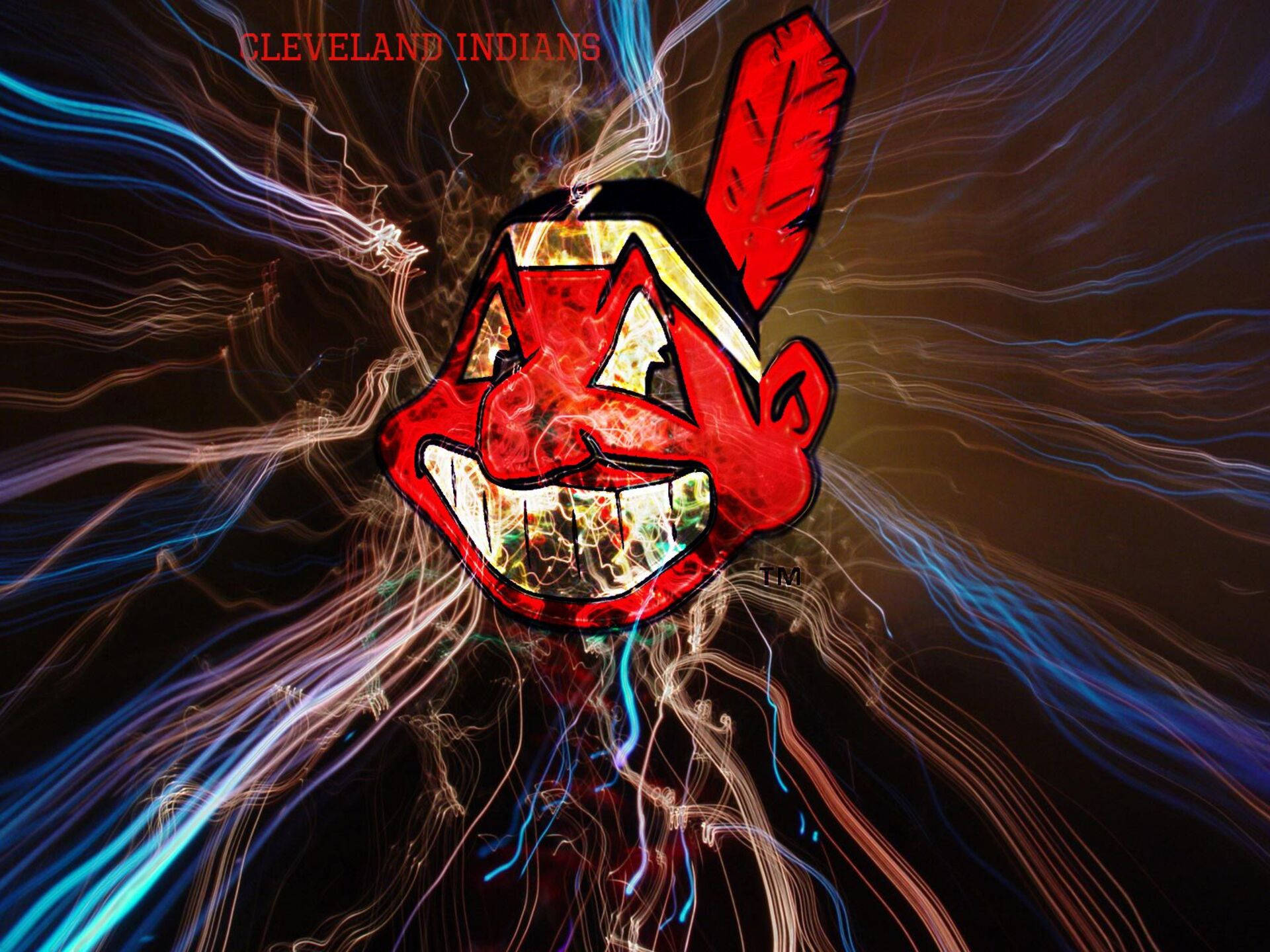 Cleveland Indians 桌布 壁紙 — 一個風格化的紅色克里夫蘭印地安人標誌，帶有羽毛，在深色背景上散發出電光藍色和白色的能量條紋。