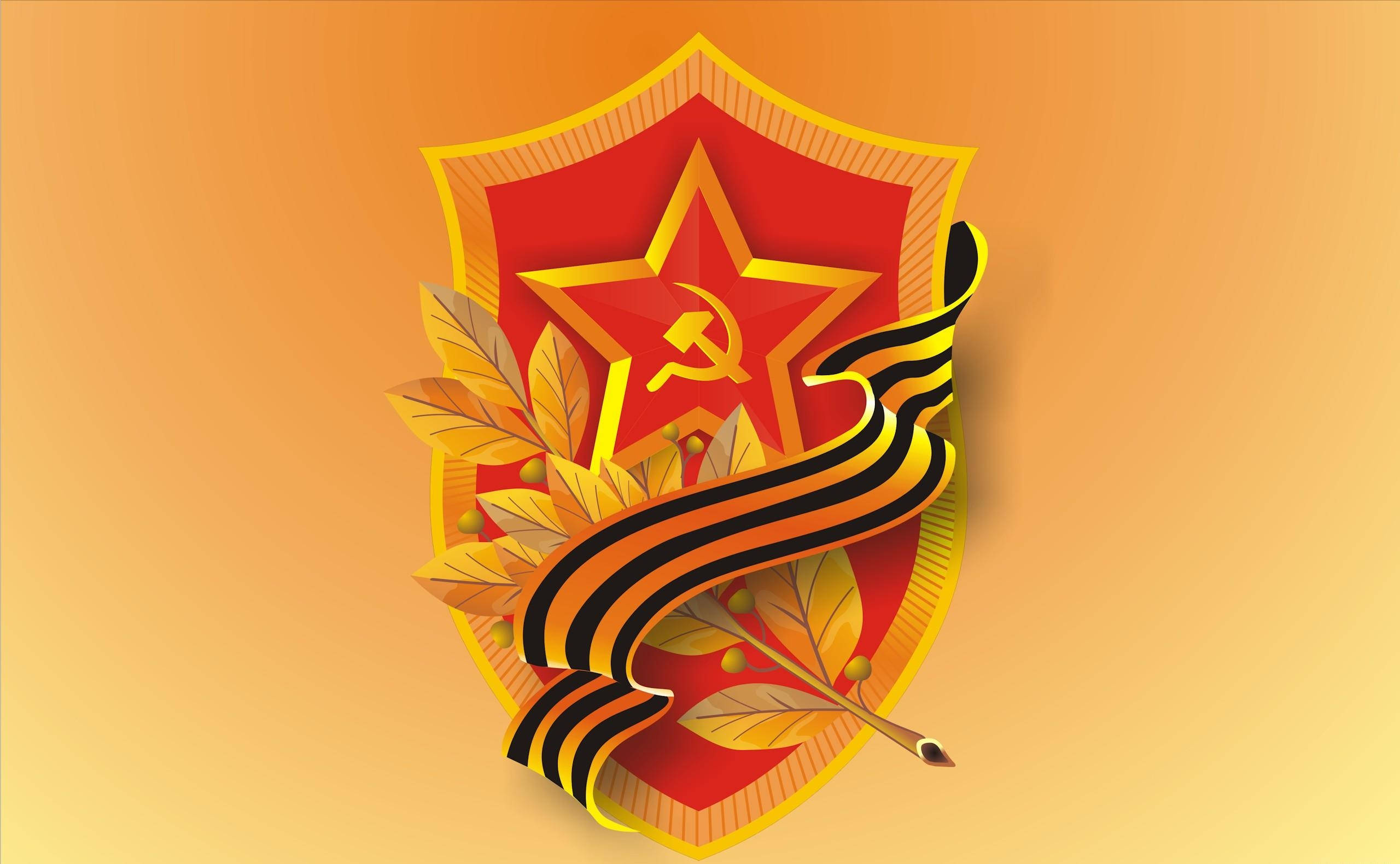 Victory 桌布 壁紙 — 一個風格化的紅色盾牌，帶有金色星星和錘子鐮刀標誌，飾以月桂葉和黑黃色絲帶，背景為溫暖的橙色漸變。