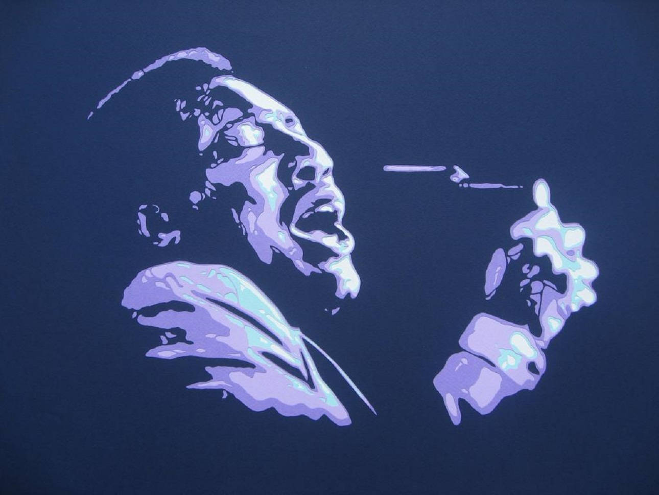 Microphone 桌布 壁紙 — 一個風格化的紫色和藍色插圖，描繪一個男人在黑暗背景下熱情地對著麥克風唱歌。