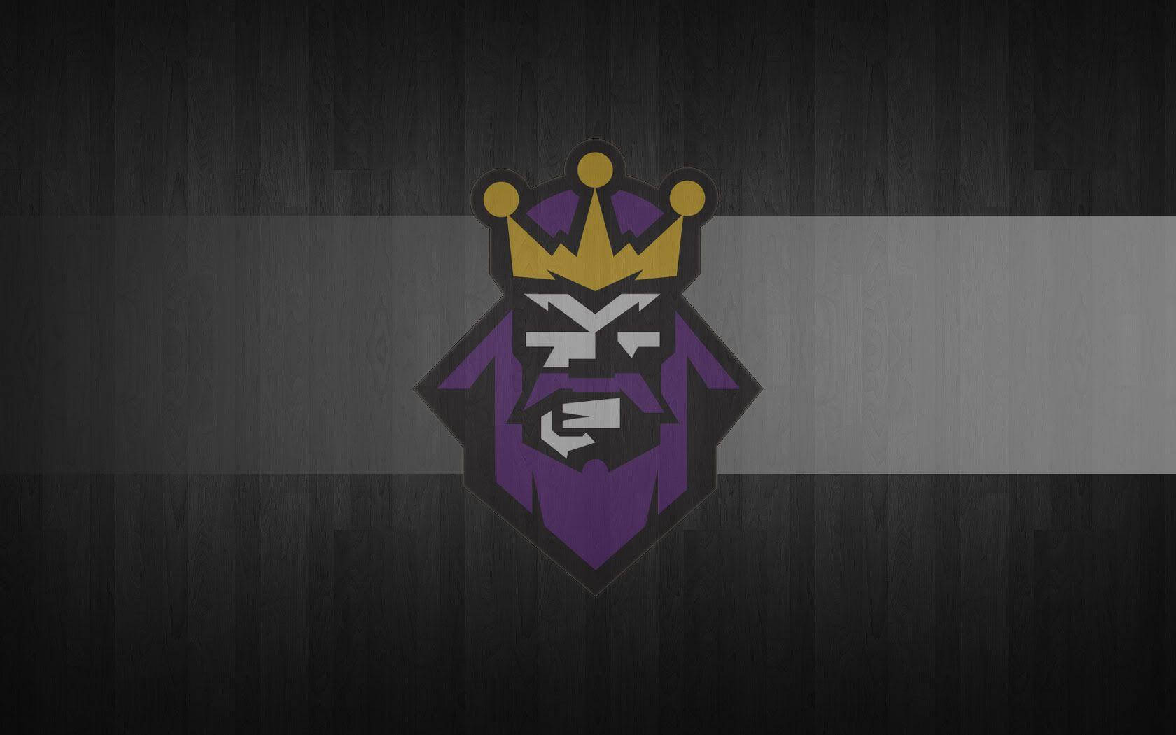 king logo 桌布 壁紙 — 一個風格化的紫色和金色戴冠國王標誌，帶有鬍鬚，置於深色木紋背景上。