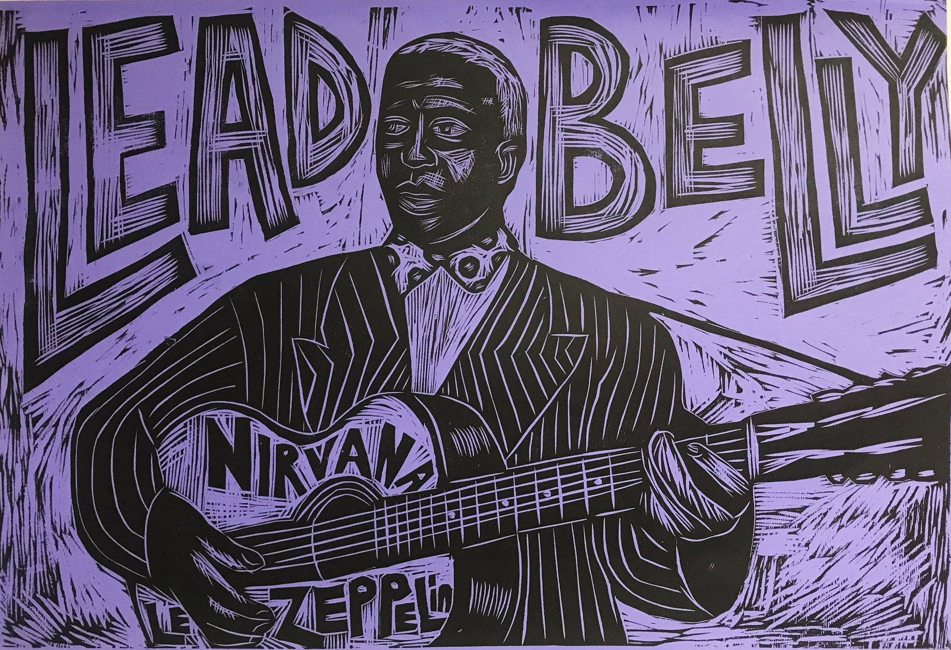 Singer 桌布 壁紙 — 一個風格化的紫色和黑色麻膠版畫肖像，描繪 Lead Belly 手持吉他，並帶有 Nirvana 和 Led Zeppelin 標誌。