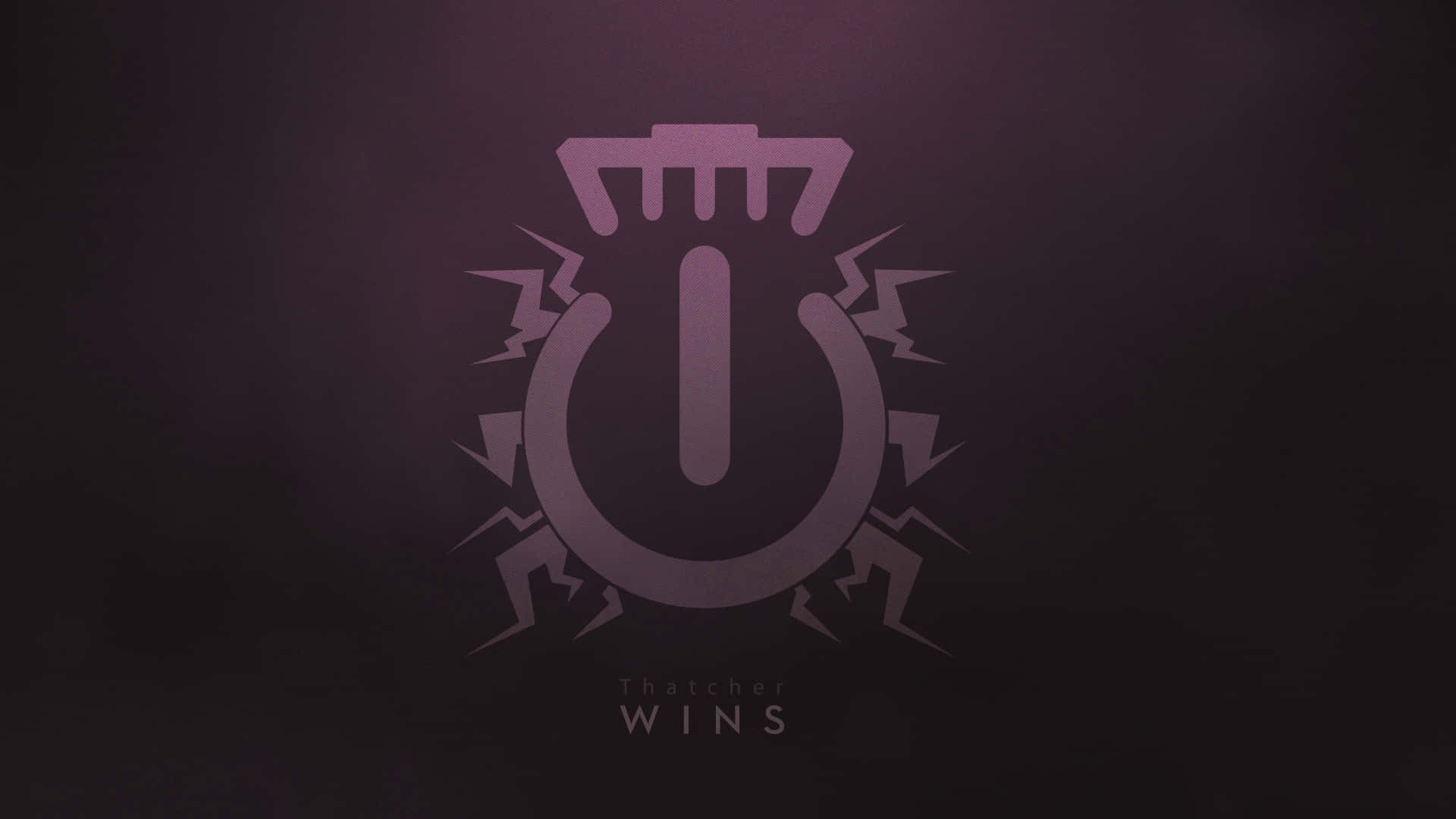 Rainbow Six Siege Thatcher 桌布 壁紙 — 一個風格化的紫色權力符號，帶有皇冠和閃電，位於深色漸變背景上，並附有文字Thatcher WINS。