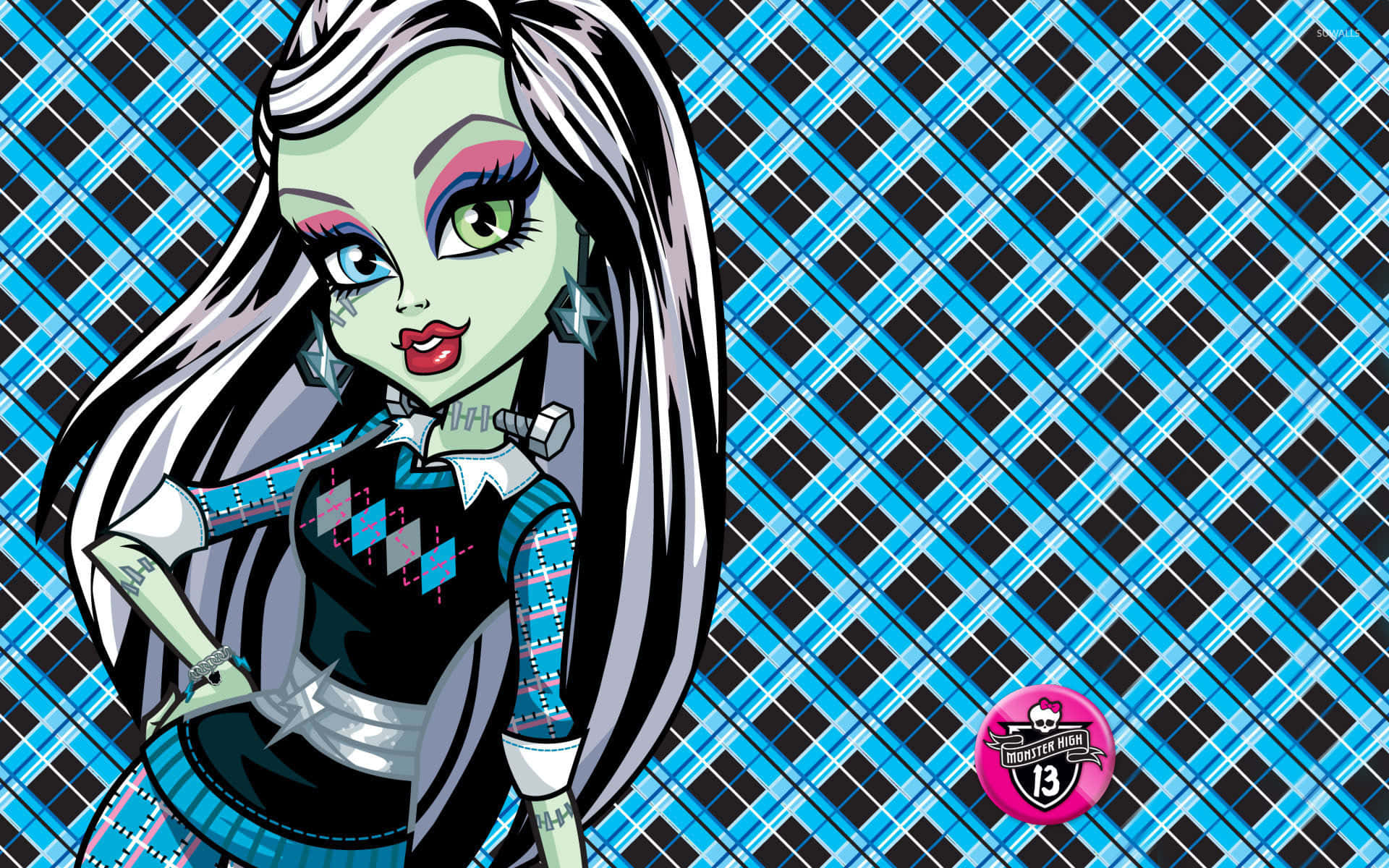 Monster High 桌布 壁紙 — 一個風格化的綠色皮膚怪物女孩，長長銀色頭髮，在鮮明的藍色和黑色格子背景前自信地擺姿勢。