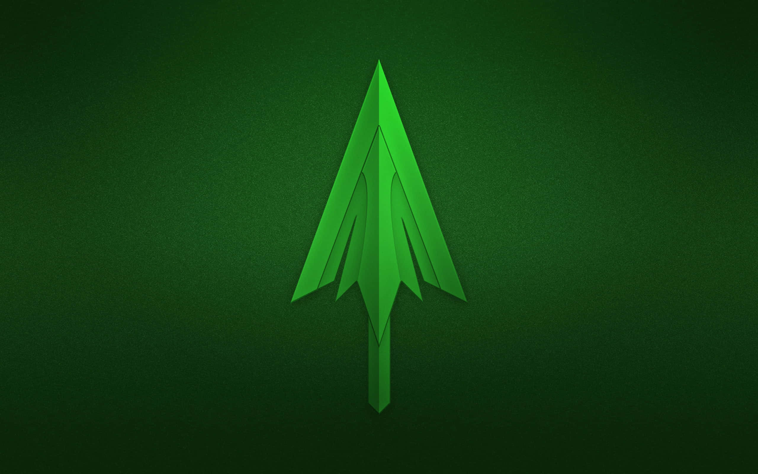 Arrow 桌布 壁紙 — 一個風格化的綠色箭頭標誌，帶有分層幾何形狀，居中放置在帶有紋理的深綠色背景上。