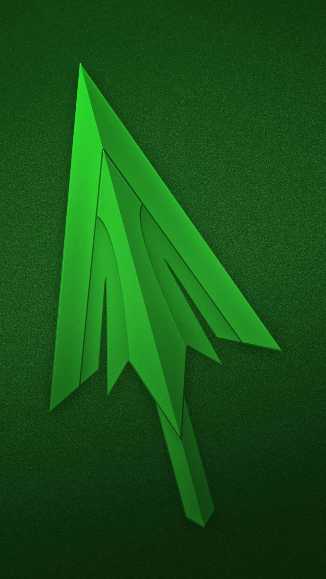 Green Arrow iPhone 桌布 壁紙 — 一個風格化的綠色箭頭游標圖示，帶有分層幾何切面，在帶有紋理的深綠色背景上脫穎而出。