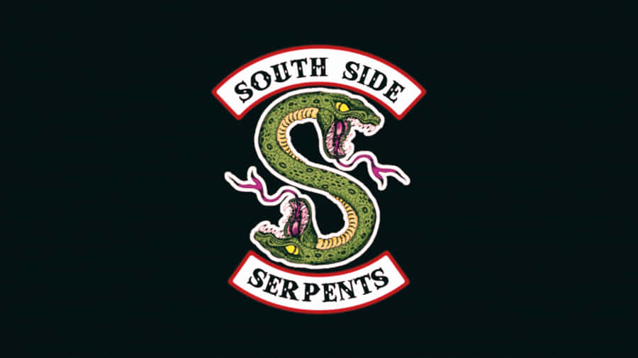 Southside Serpents 桌布 壁紙 — 一個風格化的綠色蛇標誌，帶有粉紅色尖牙和舌頭，在一個標有South Side Serpents的紅白黑徽章中形成字母S。