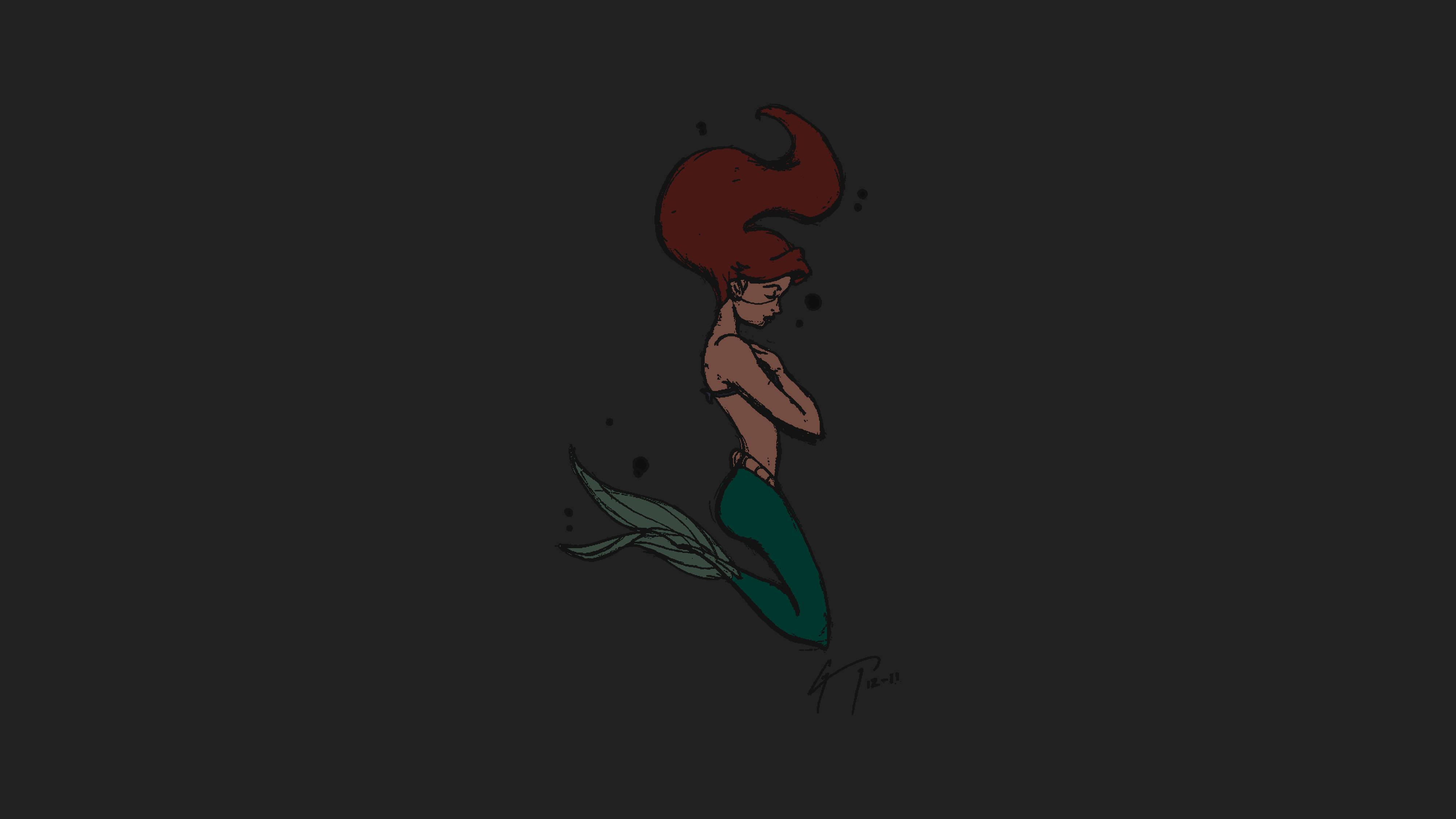 愛麗兒 桌布 壁紙 — 一個風格化的美人魚，紅髮綠尾，自信地站在深色背景前。
