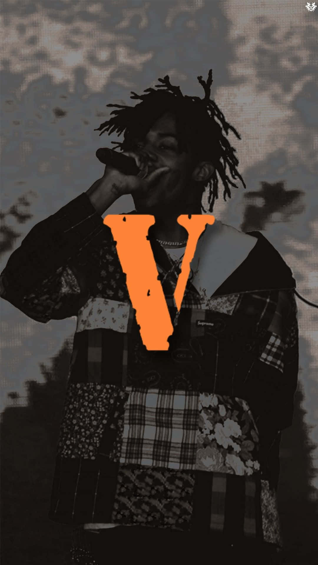 playboi carti pfp 桌布 壁紙 — 一個風格化的肖像，人物梳著辮子，手持麥克風，上面覆蓋著一個粗體的橙色字母V，背景是帶紋理的灰色。