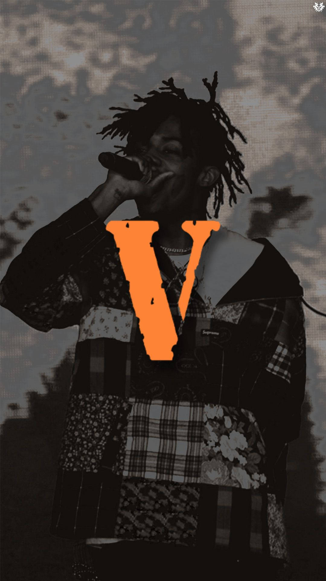 Hype Aesthetic 桌布 壁紙 — 一個風格化的肖像，人物梳著辮子對著麥克風唱歌，在紋理灰色背景上疊加了一個大膽的橙色字母V。