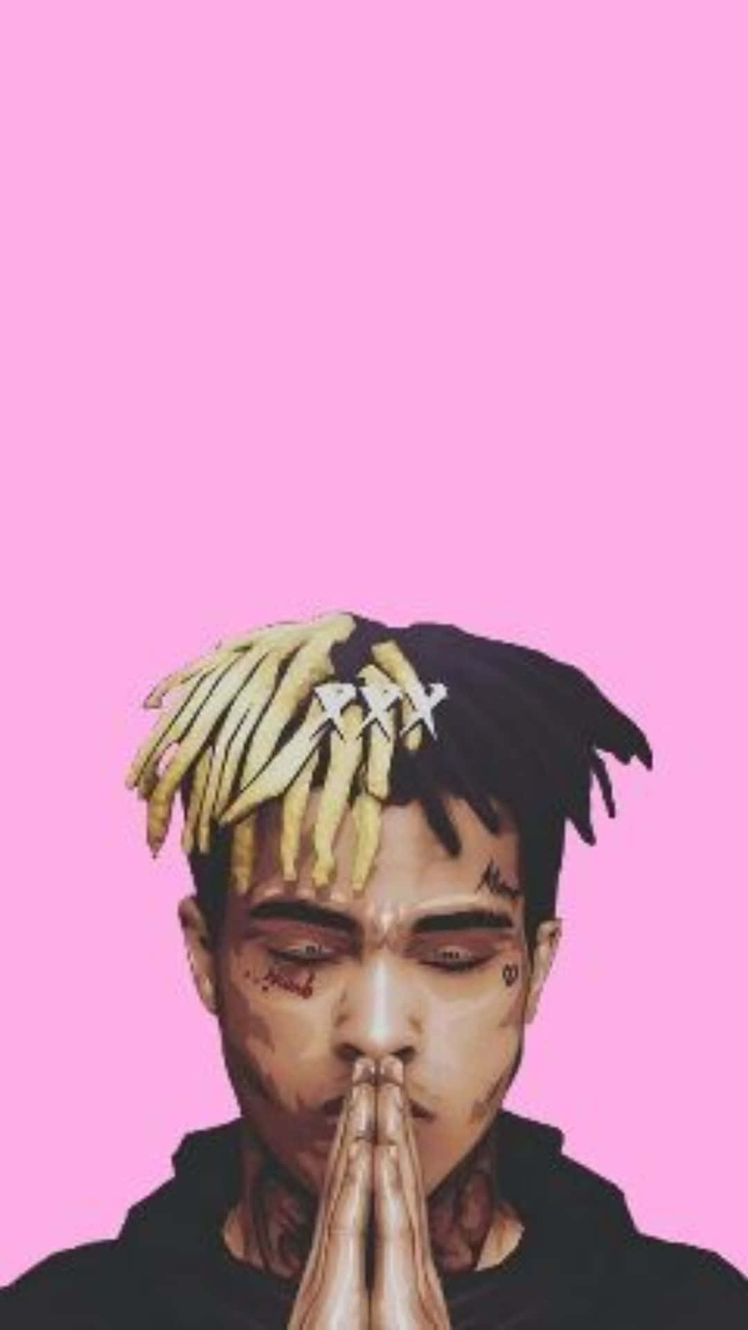 XXXTENTACION 桌布 壁紙 — 一個風格化的肖像，描繪一名擁有黃色和黑色辮子的男子，在純粉紅色背景前合十祈禱。
