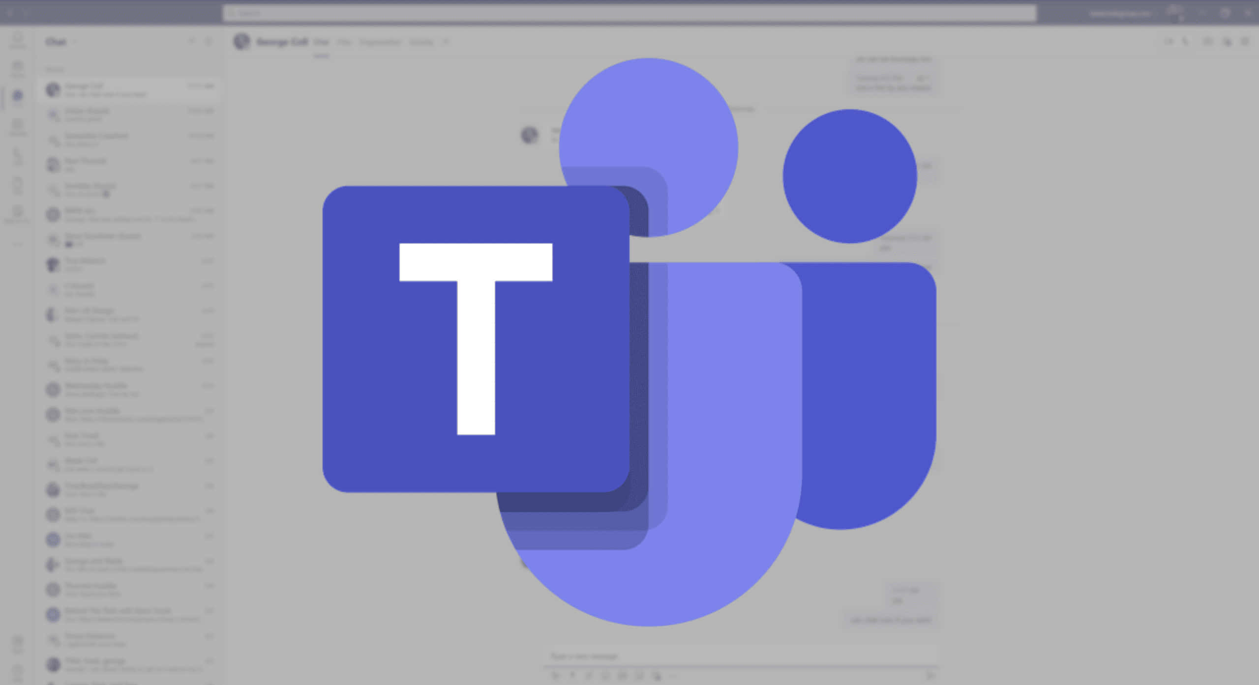Microsoft Teams 桌布 壁紙 — 一個風格化的藍色「T」和「i」標誌漂浮在模糊的Teams聊天介面及用戶頭像之上。