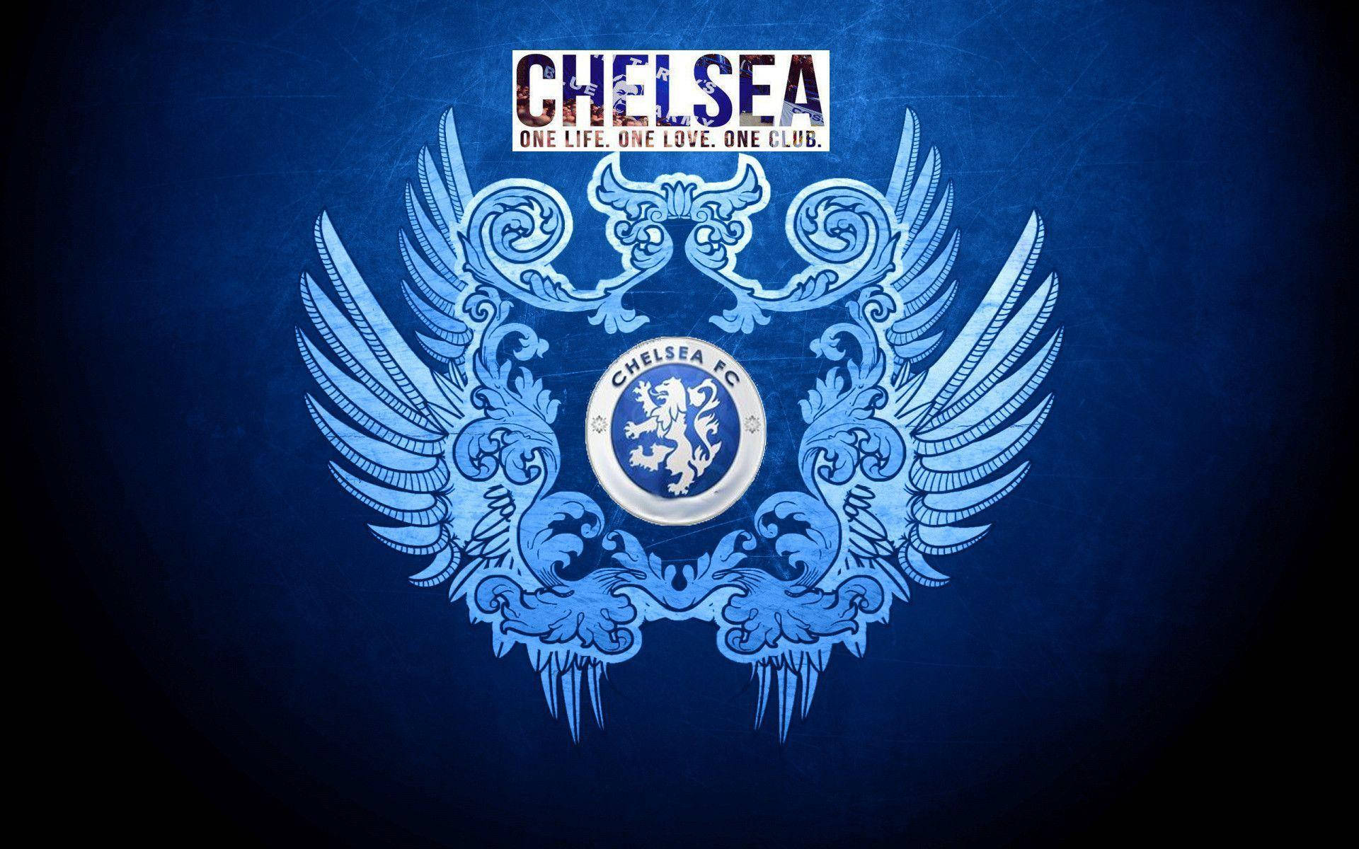 chelsea fc logo 桌布 壁紙 — 一個風格化的藍色切爾西足球俱樂部徽章，帶有華麗的翅膀和獅子標誌，置於有紋理的深藍色背景上。