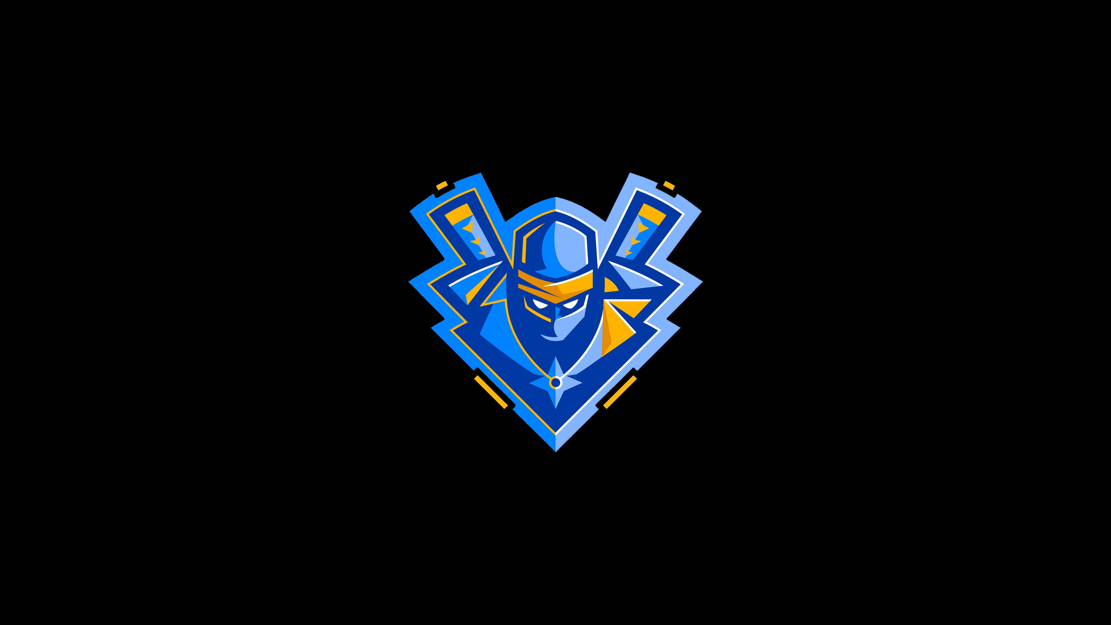Gaming Logos 桌布 壁紙 — 一個風格化的藍色忍者標誌，帶有橙色點綴和交叉的劍，背景為黑色。