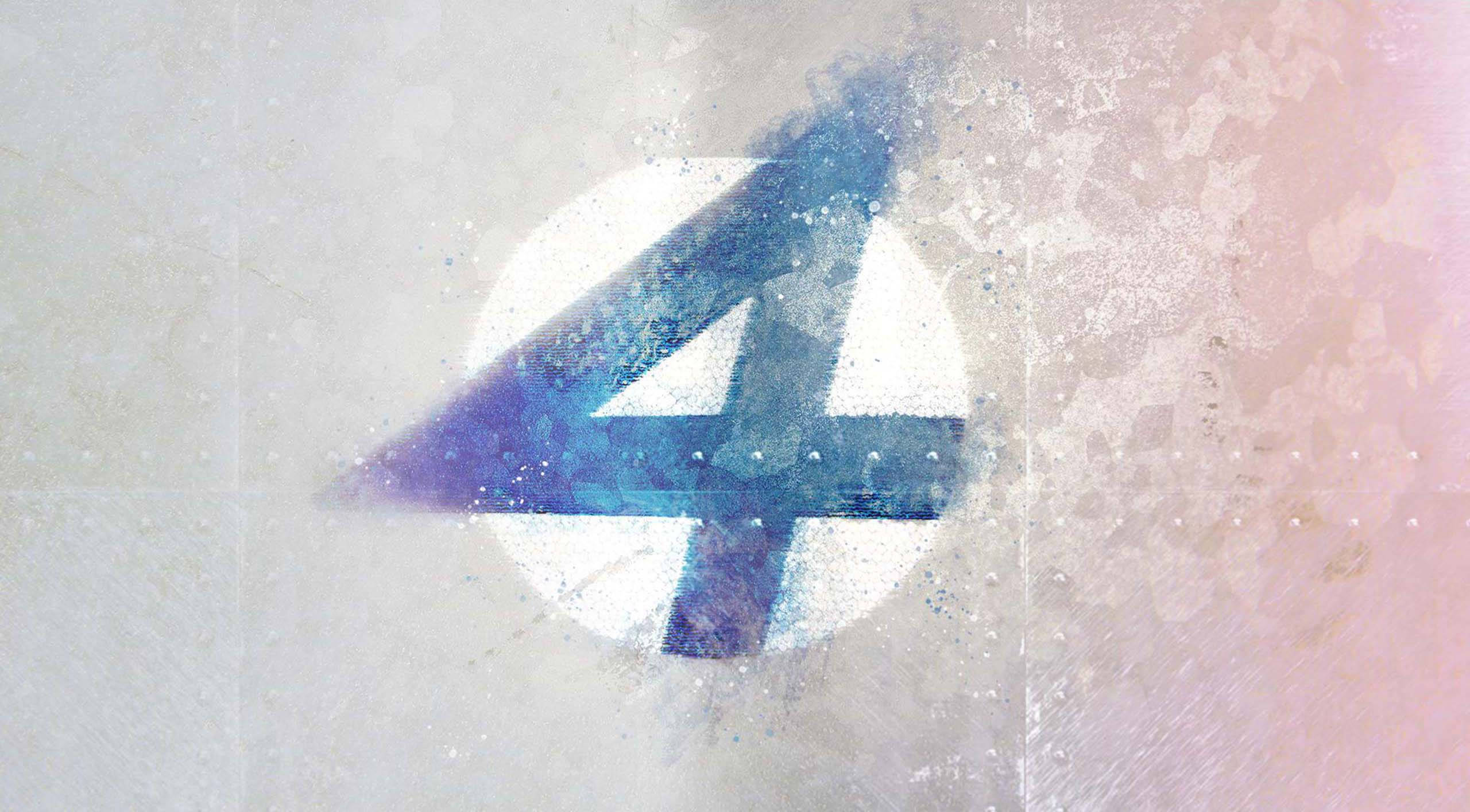 four 桌布 壁紙 — 一個風格化的藍色數字4標誌，帶有白色圓形背景，以及在柔和漸變背景上的紋理水彩潑濺效果。
