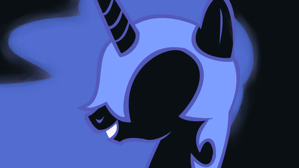 Nightmare Moon 桌布 壁紙 — 一個風格化的藍色獨角獸頭部，帶有黑色點綴和發光的眼睛，背景是深藍色的煙霧效果。