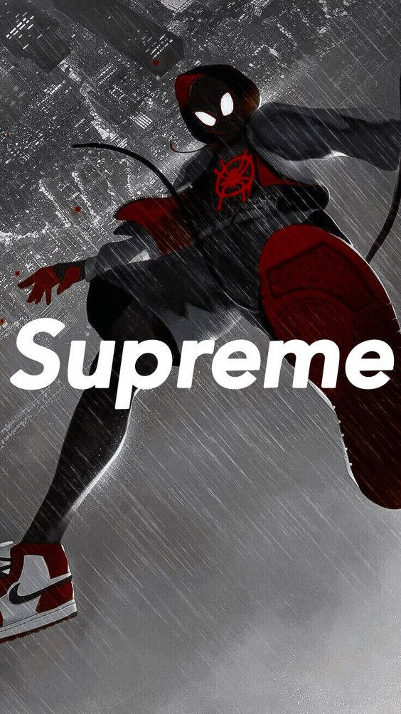 superhero supreme 桌布 壁紙 — 一個風格化的蜘蛛人穿著紅黑戰衣，在傾盆大雨中跳過城市景觀，上面覆蓋著'Supreme'文字。