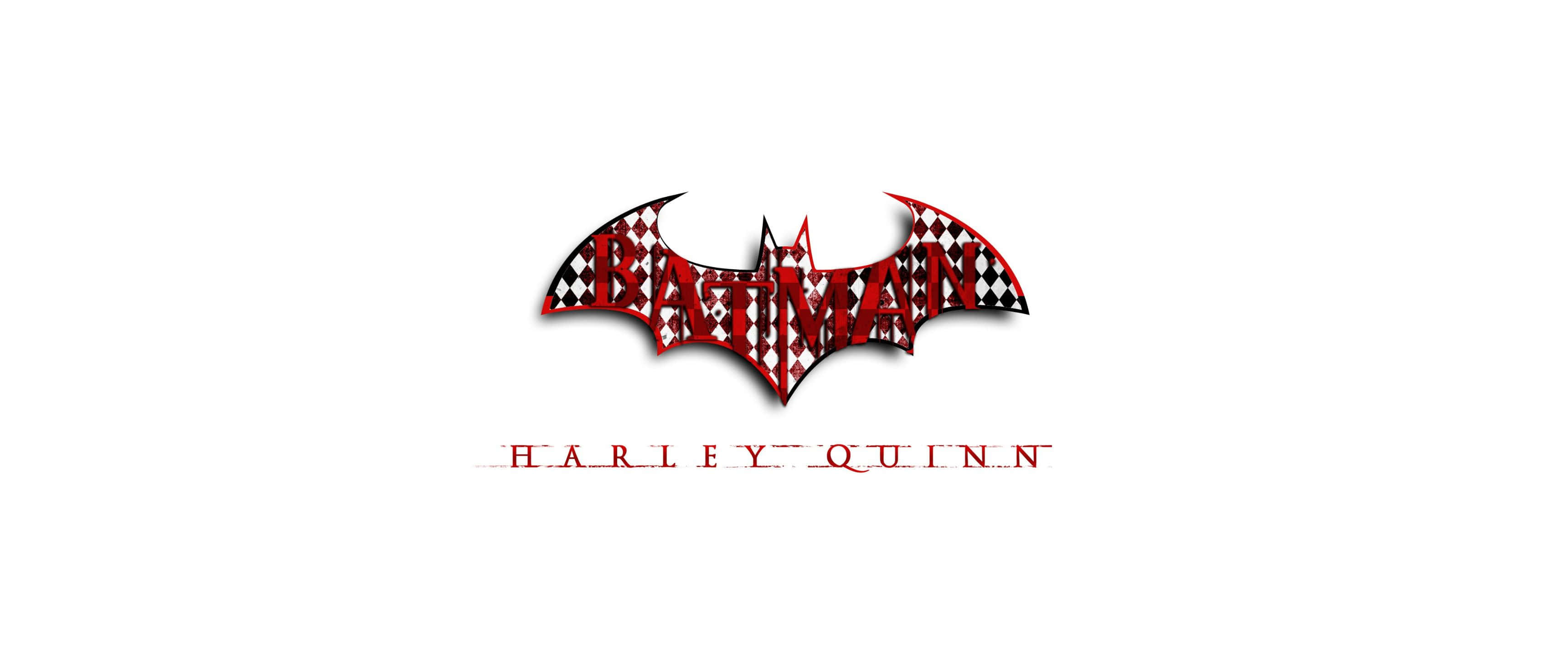 3440x1440p Batman Arkham City 桌布 壁紙 — 一個風格化的蝙蝠標誌，帶有紅色和黑色格子翅膀，上方有鋸齒狀紅色字母 BATMAN，下方有紅色文字 HARLEY QUINN。