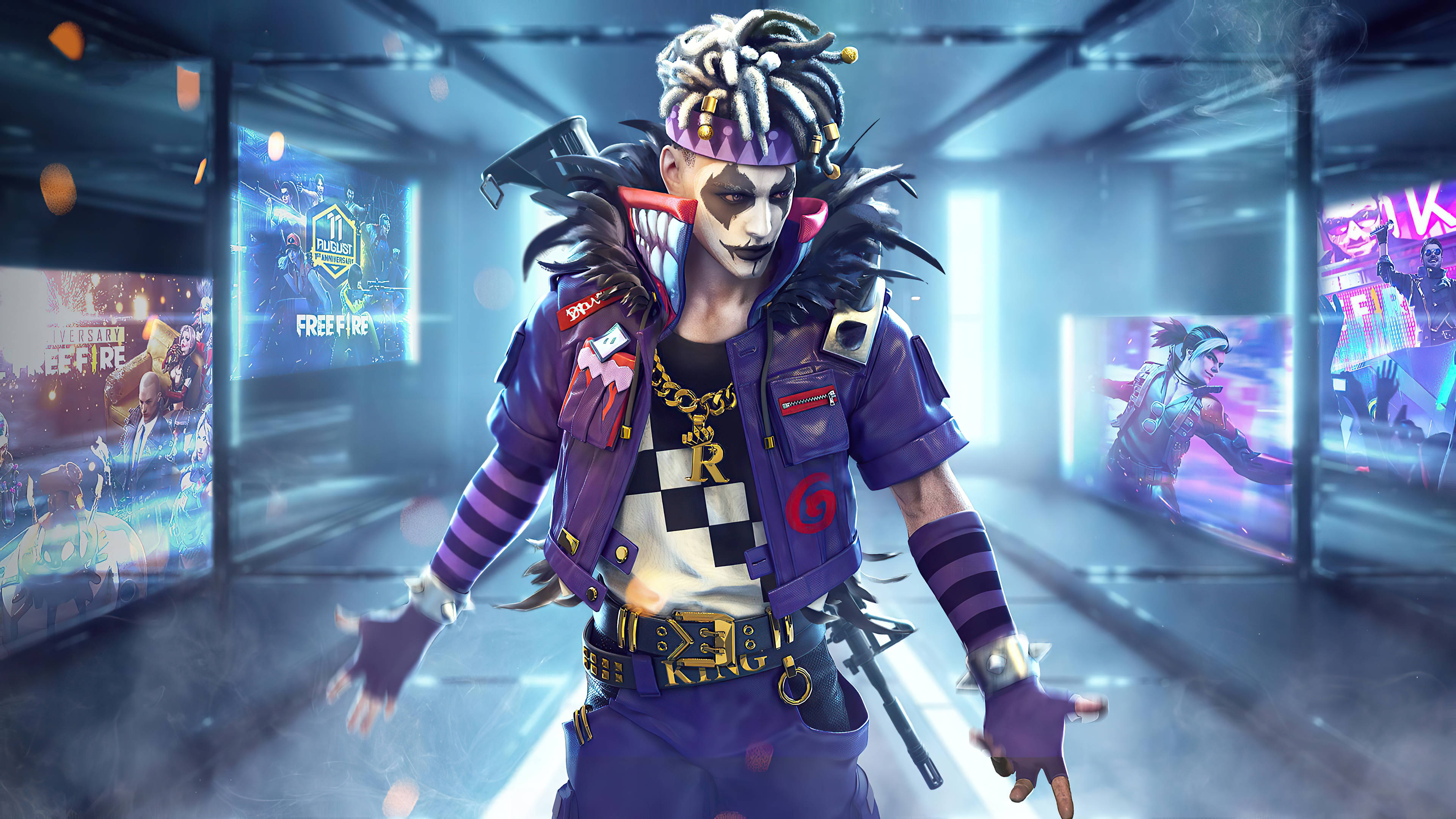 Free Fire 嘻哈套裝 桌布 壁紙 — 一個風格化的遊戲角色，梳著辮子頭並化著小丑妝，站在霓虹燈照亮的走廊中，兩側是發光的Free Fire海報。