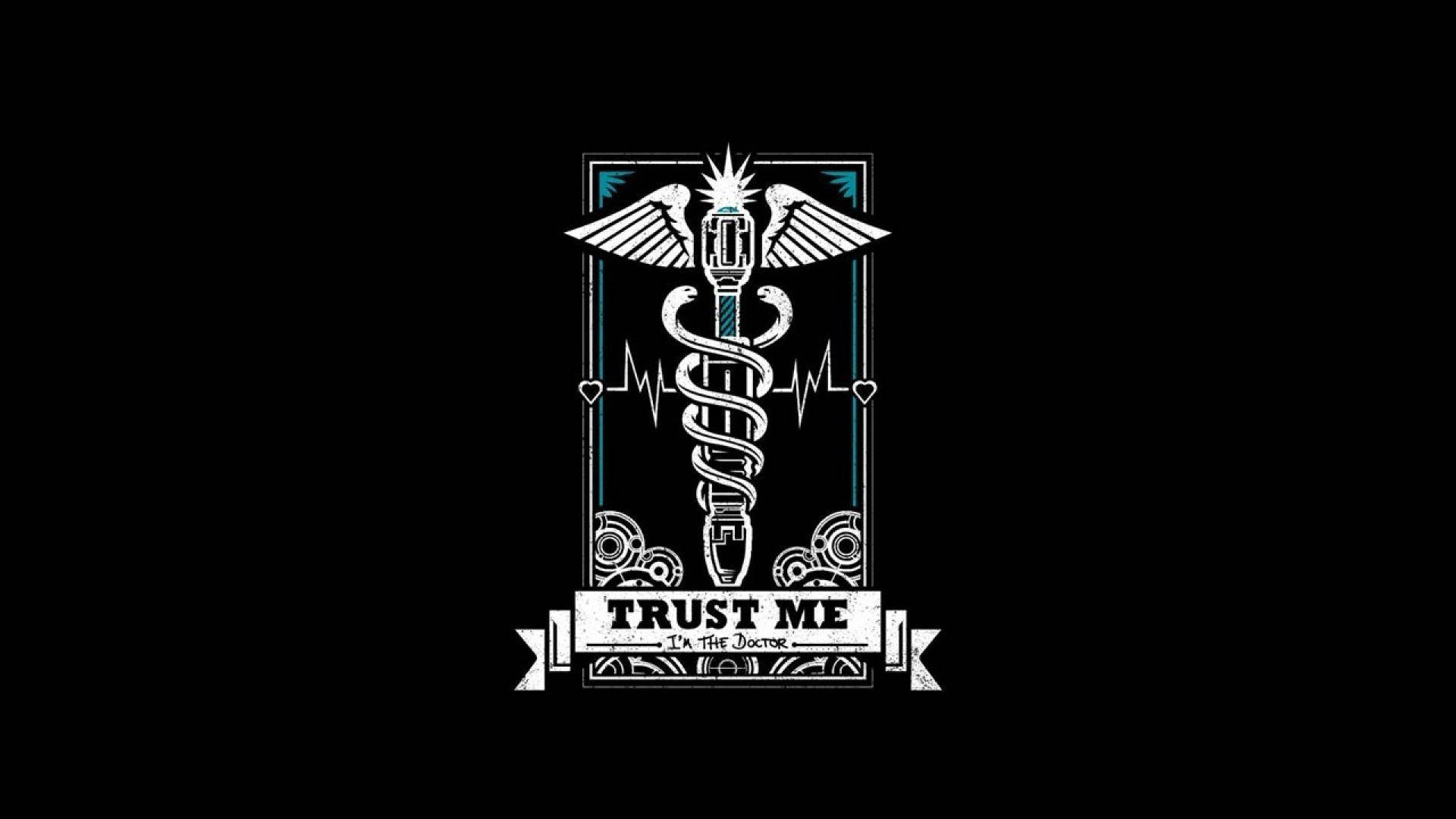 doctor motivation 桌布 壁紙 — 一個風格化的醫療符號，帶有翅膀和心跳線條，鑲嵌在華麗邊框內，背景為黑色。
