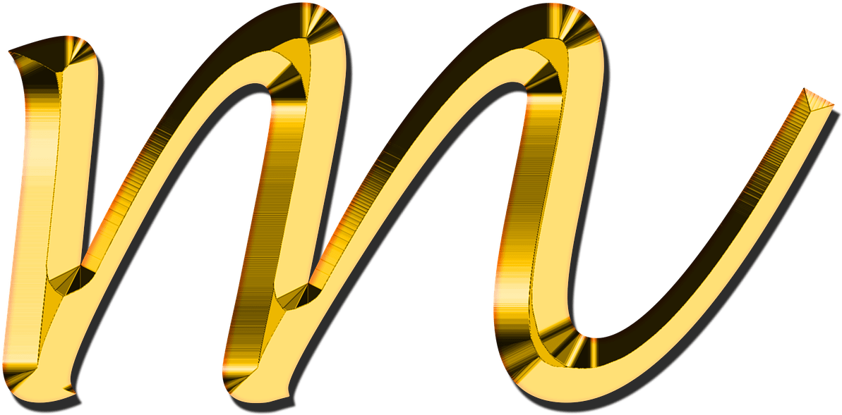 字母M 桌布 壁紙 — 一個風格化的金色字母 m，帶有金屬光澤和銳利邊緣，背景為黑色。