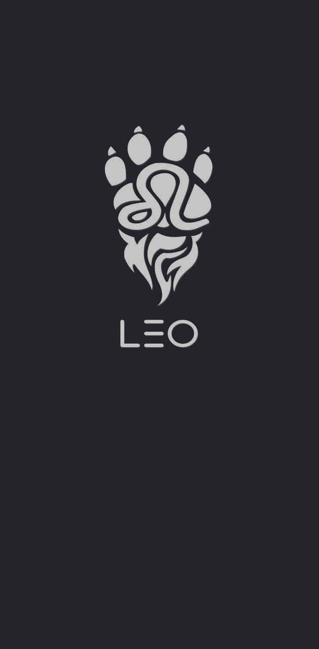 Leo 桌布 壁紙 — 一個風格化的銀色獅子爪印標誌，帶有整合的漩渦和鬍鬚設計，居中在深色背景上，下方有LEO字樣。