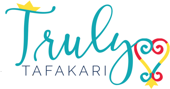 海地 桌布 壁紙 — 一個風格化的青綠色標誌，上面有草書的「Truly」字樣，頂部有一個黃色皇冠，並以一個帶有黃色星星裝飾的彩色漩渦心形結束。