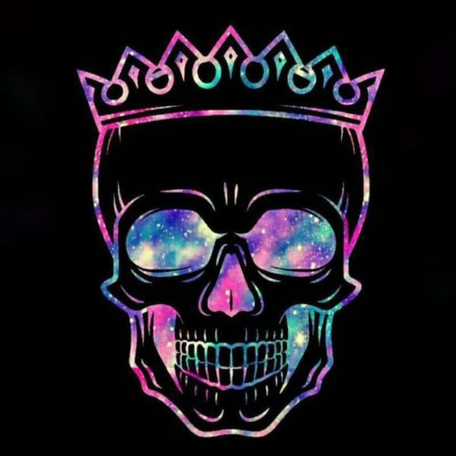 Cool Skull 桌布 壁紙 — 一個風格化的頭骨，眼窩中有銀河圖案，戴著閃爍的王冠，背景為黑色。
