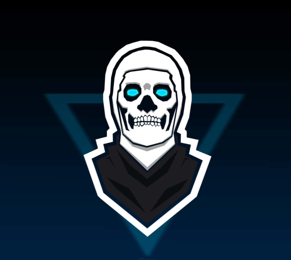Fornite 桌布 壁紙 — 一個風格化的頭骨，身穿連帽斗篷，藍色眼睛發光，背景為深藍色三角形。