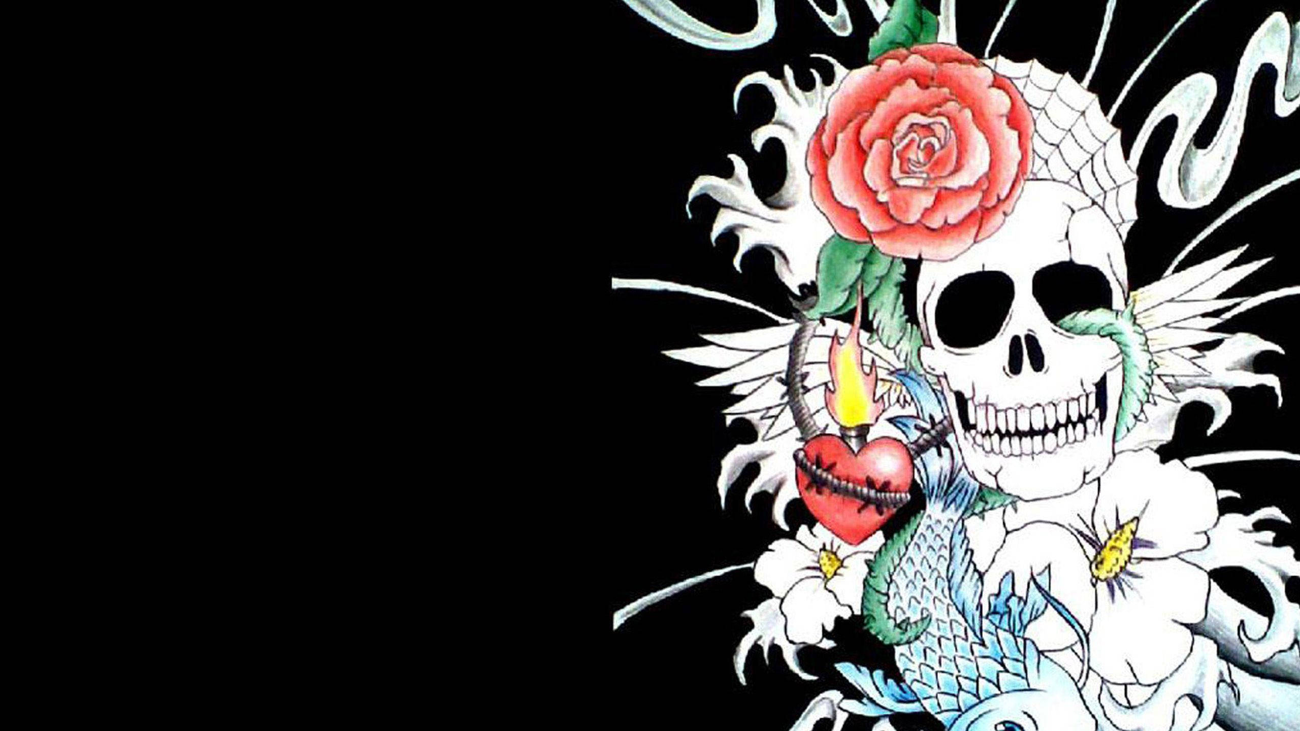 Sugar Skull 桌布 壁紙 — 一個風格化的頭骨，飾有紅玫瑰和白花，在黑色背景下握著一顆燃燒的心。